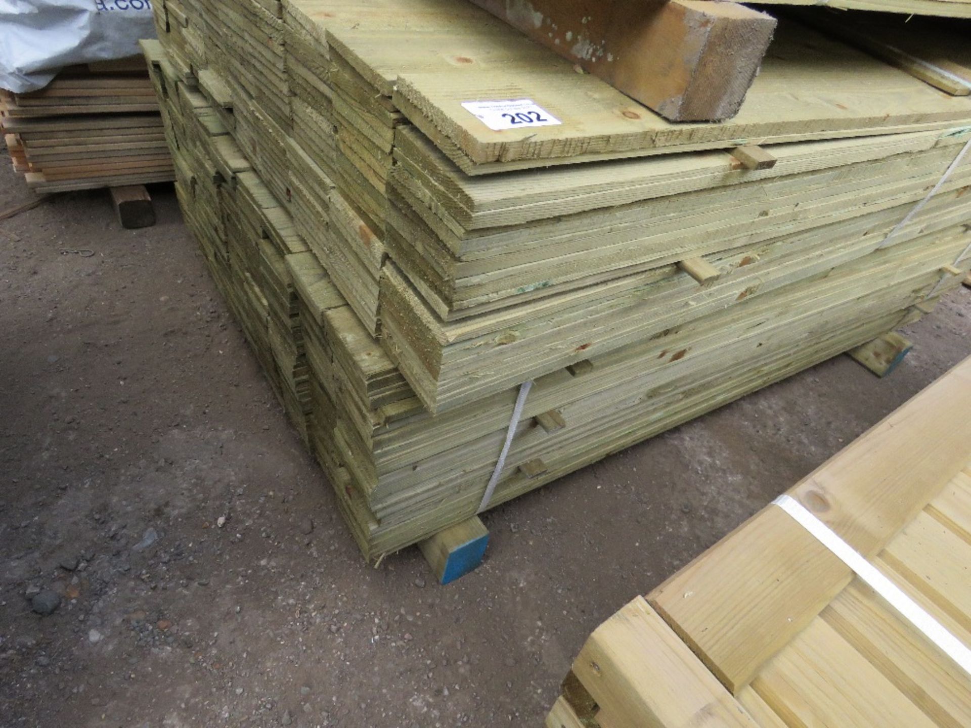 LARGE PACK OF PRESSURE TREATED FEATHER EDGE TIMBER FENCE CLADDING BOARDS. SIZE: 1.65M LENGTH,