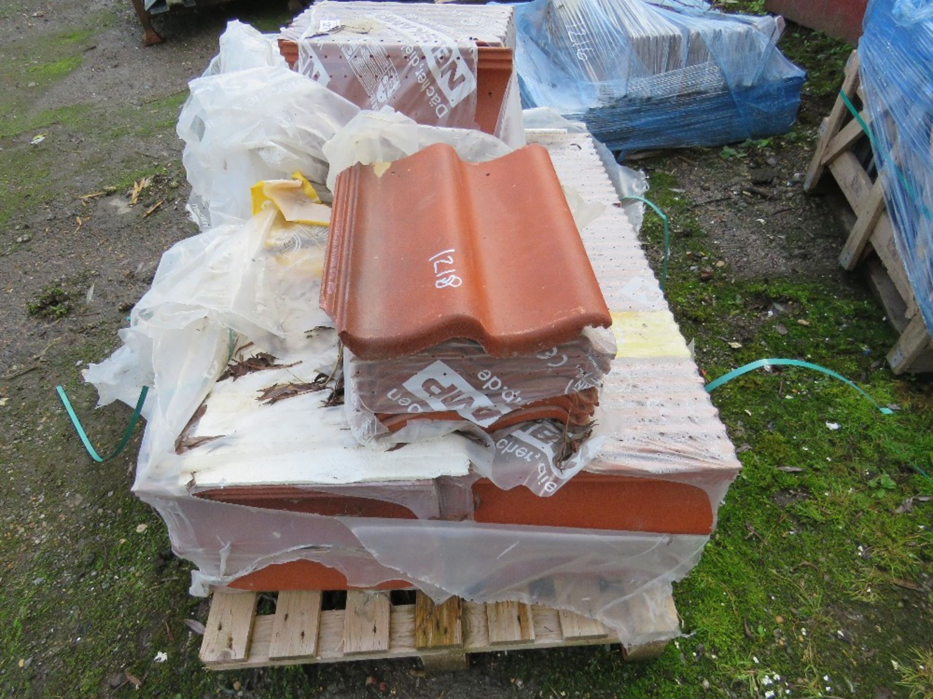 PALLET OF RED CONCRETE PANTILES. NO VAT ON HAMMER PRICE. - Image 2 of 3