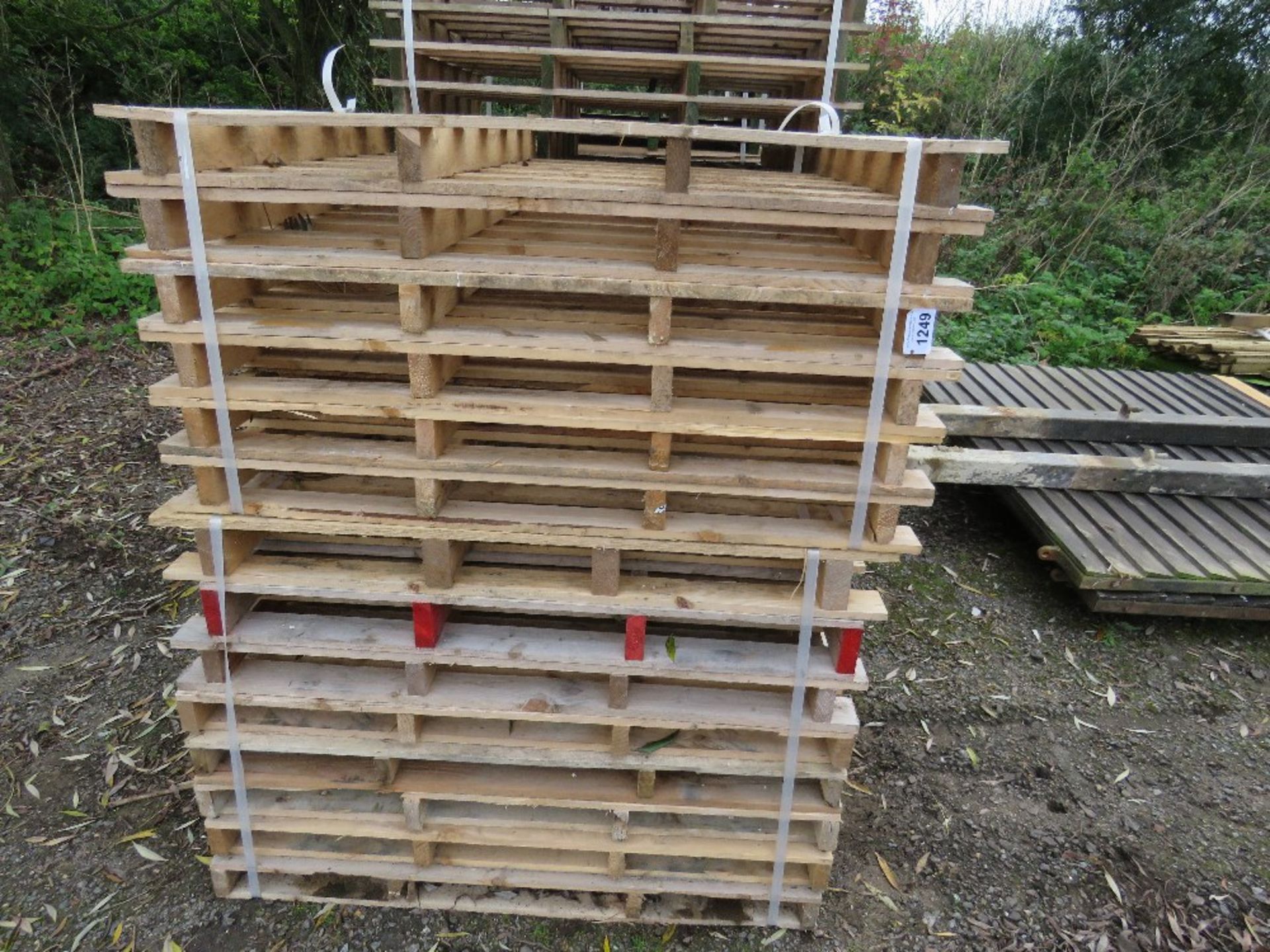 50 X WOODEN PALLETS. THIS LOT IS SOLD UNDER THE AUCTIONEERS MARGIN SCHEME THEREFORE THERE IS NO VAT - Image 2 of 3