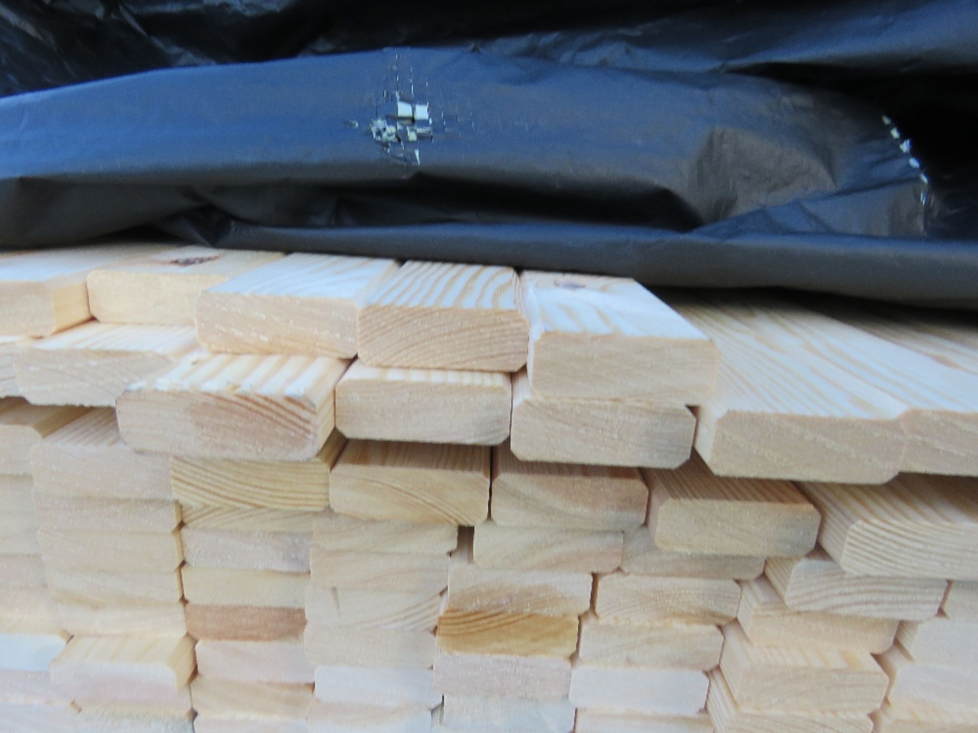 LARGE PACK OF MACHINED VENETIAN SLATS, UNTREATED. SIZE: 1.72M LENGTH X 45MM WIDE X 16MM DEPTH APPROX - Image 2 of 3