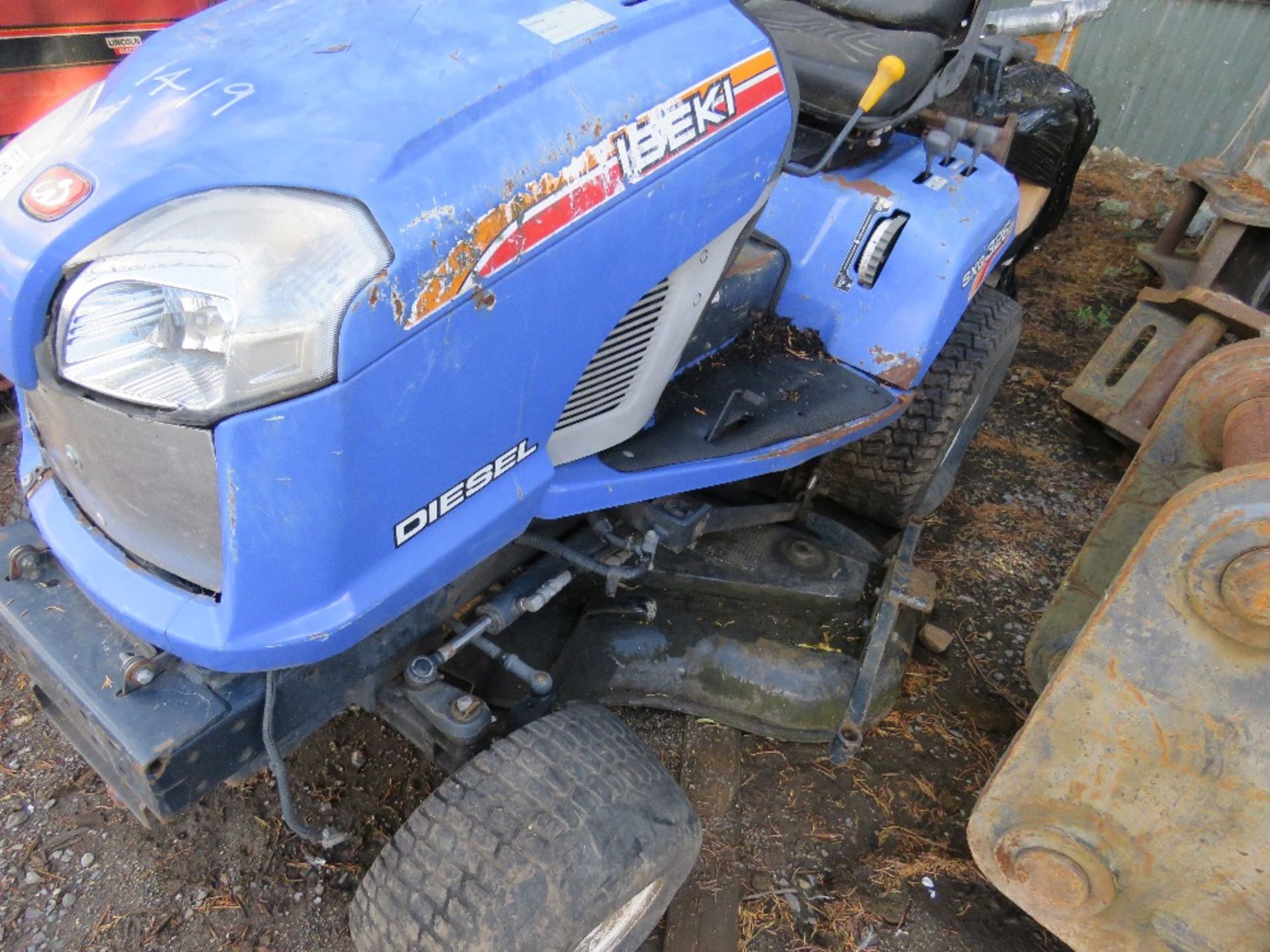 ISEKI DIESEL SXG 326 PROFESSIONAL RIDE ON MOWER. YEAR 2013, SN:00832. NO STARTER FITTED ETC, THEREFO - Image 2 of 10