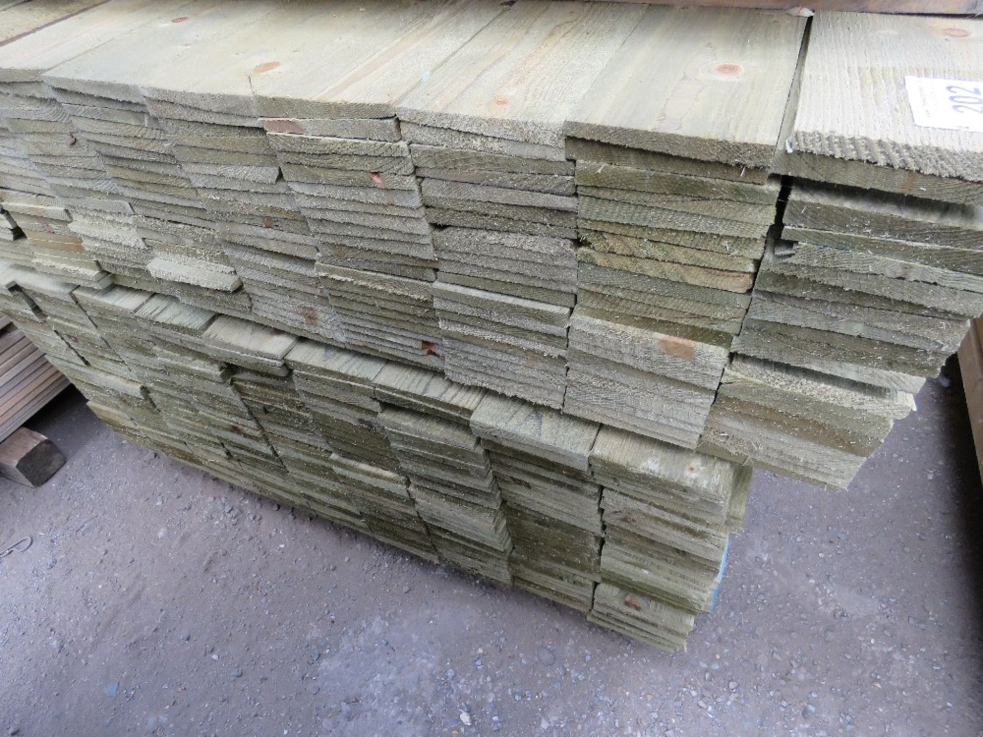 LARGE PACK OF PRESSURE TREATED FEATHER EDGE TIMBER FENCE CLADDING BOARDS. SIZE: 1.65M LENGTH, - Image 2 of 4