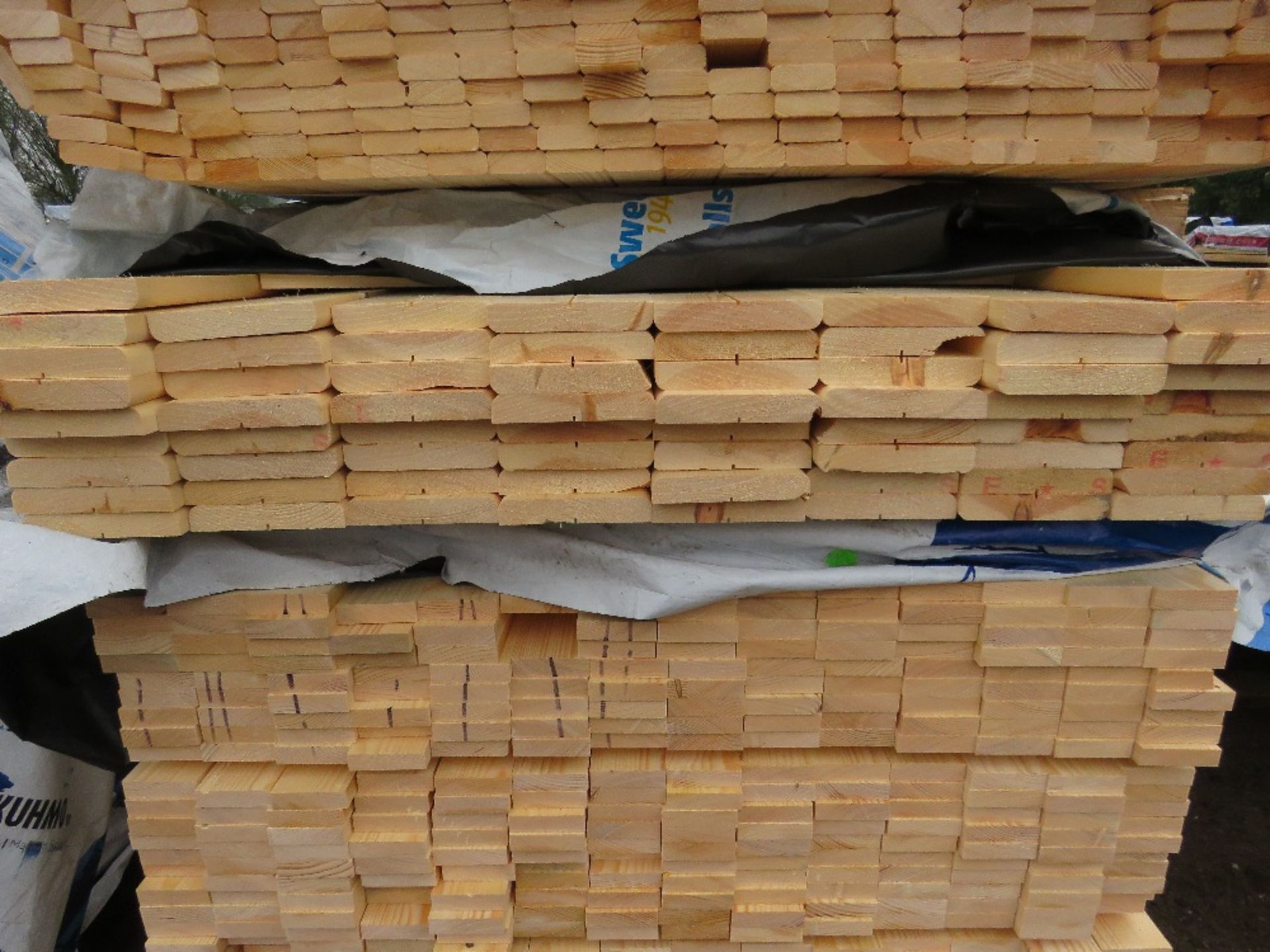 SMALL PACK OF UNTREATED MACHINED/PROFILED TIMBER FENCE BOARDS. SIZE: 1.88M LENGTH X 120MM WIDTH X - Image 2 of 2