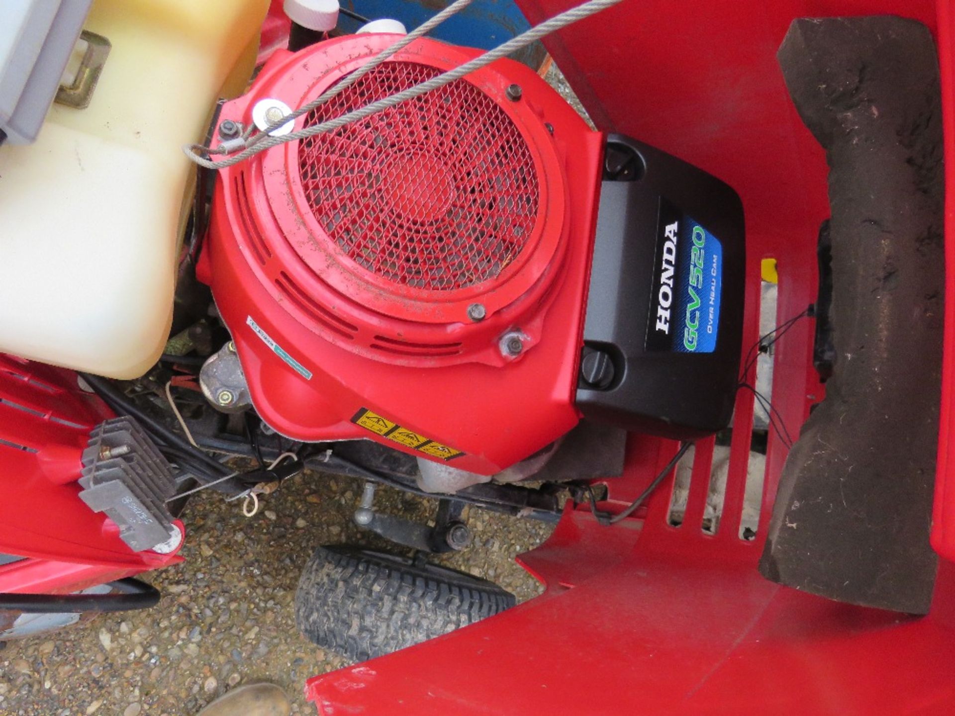 HONDA V TWIN 2114 RIDE ON MOWER WITH COLLECTOR. NO KEY THEREFORE UNTESTED. - Image 3 of 4