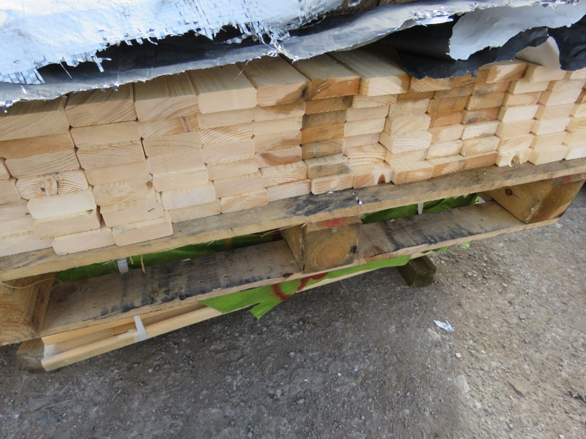 2 X SMALL PACKS OF UNTREATED MACHINED TIMBERS. SIZE: 0.9-1M LENGTH APPROX. - Image 3 of 4