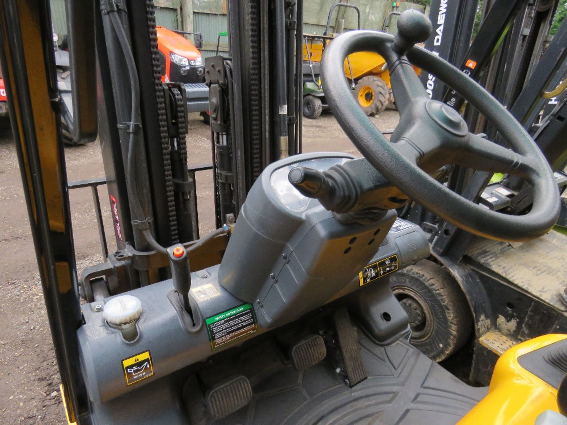 HYUNDAI 20L-7M GAS POWERED FORKLIFT TRUCK, YEAR 2018. 1600 REC HOURS APPROX. EXTRA SERVICE. - Image 6 of 11