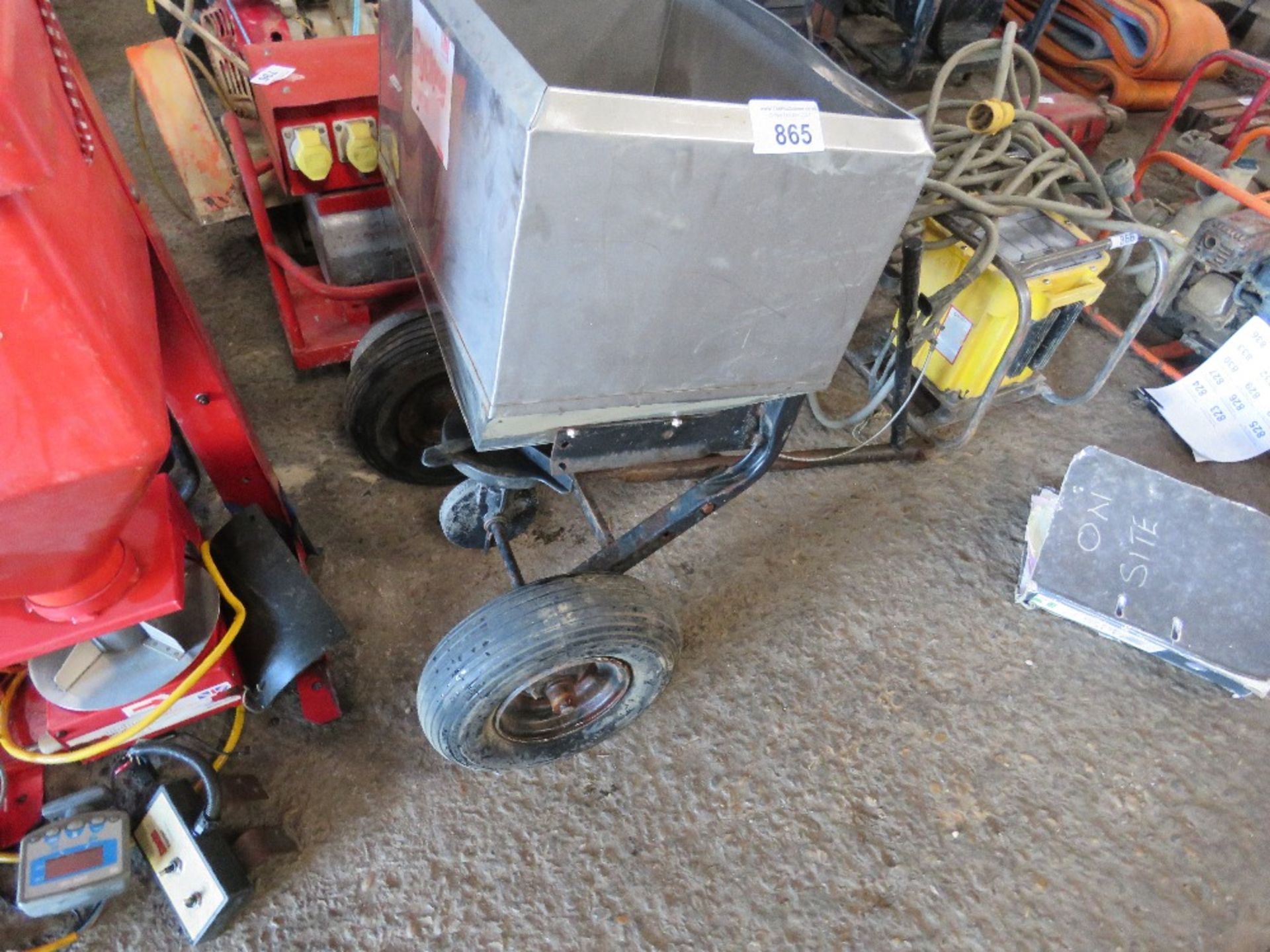 SMALL SIZED SPREADER UNIT FOR GARDEN TRACTOR.