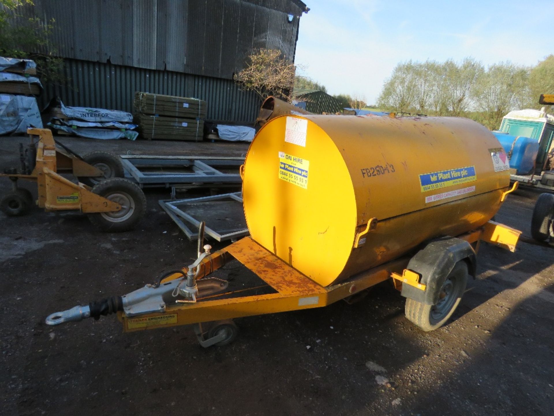 TRAILER ENGINEERING 950 LITRE DIESEL BOWSER, WITH PUMP AND HOSE. FAST TOW, RING HITCH FITTED.