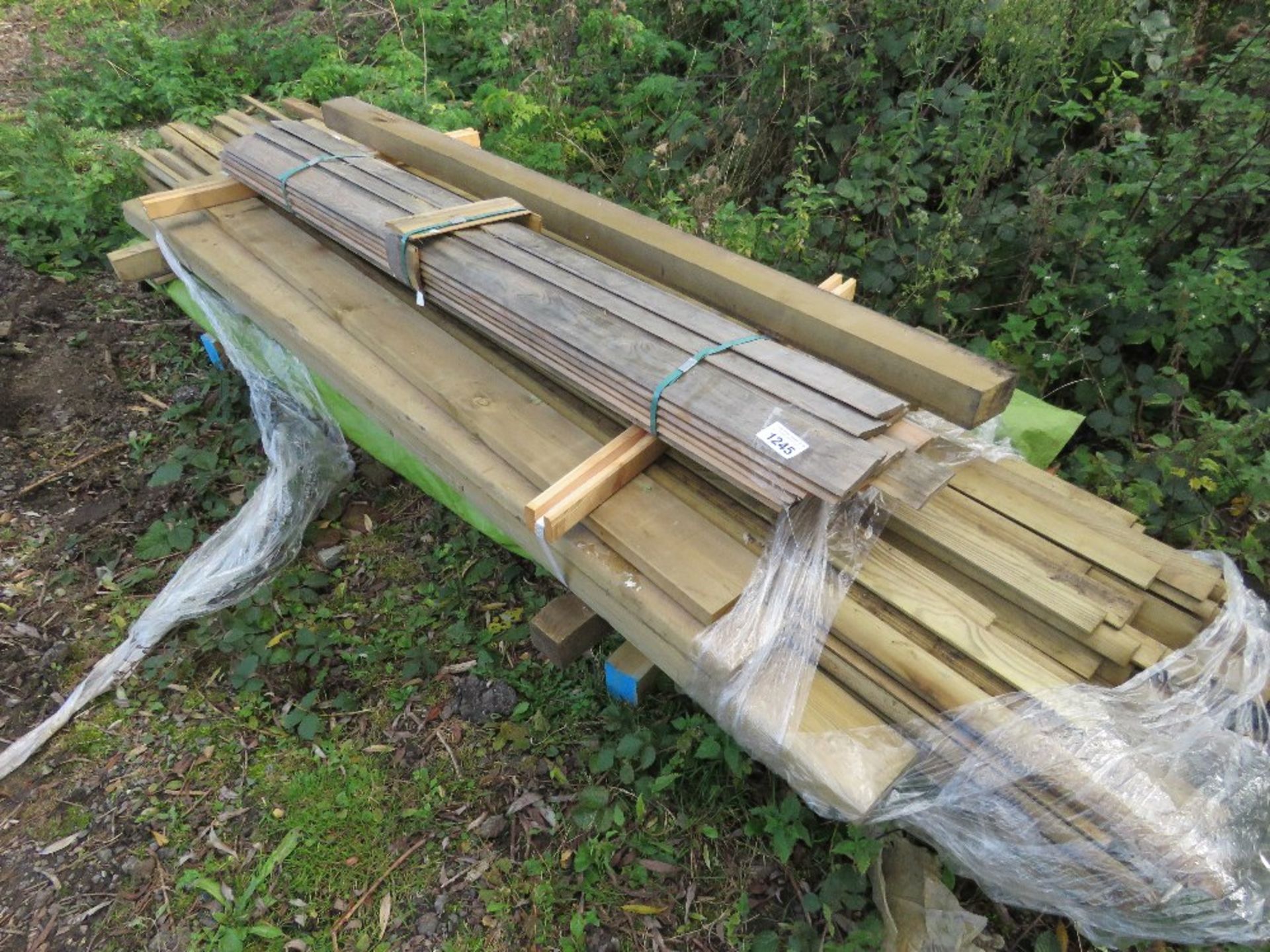 STACK OF ASSORTED FENCING TIMBERS AND CLADDING.