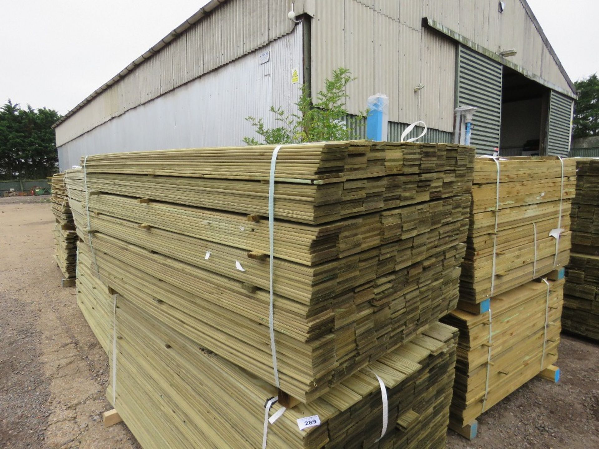 LARGE PACK OF TREATED HIT AND MISS THIN TIMBER CLADDING BOARDS, 1.75M LENGTH X 9.5CM WIDTH APPROX. - Image 4 of 4