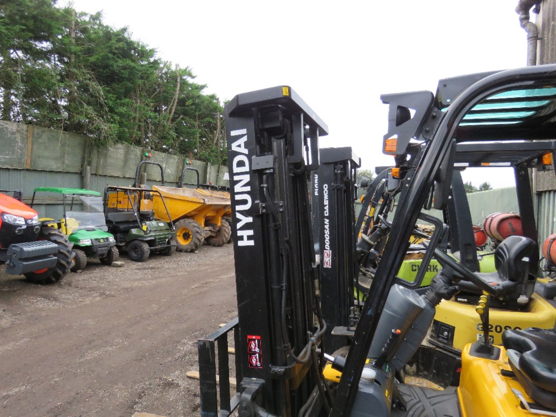 HYUNDAI 20L-7M GAS POWERED FORKLIFT TRUCK, YEAR 2018. 1600 REC HOURS APPROX. EXTRA SERVICE. - Image 4 of 11