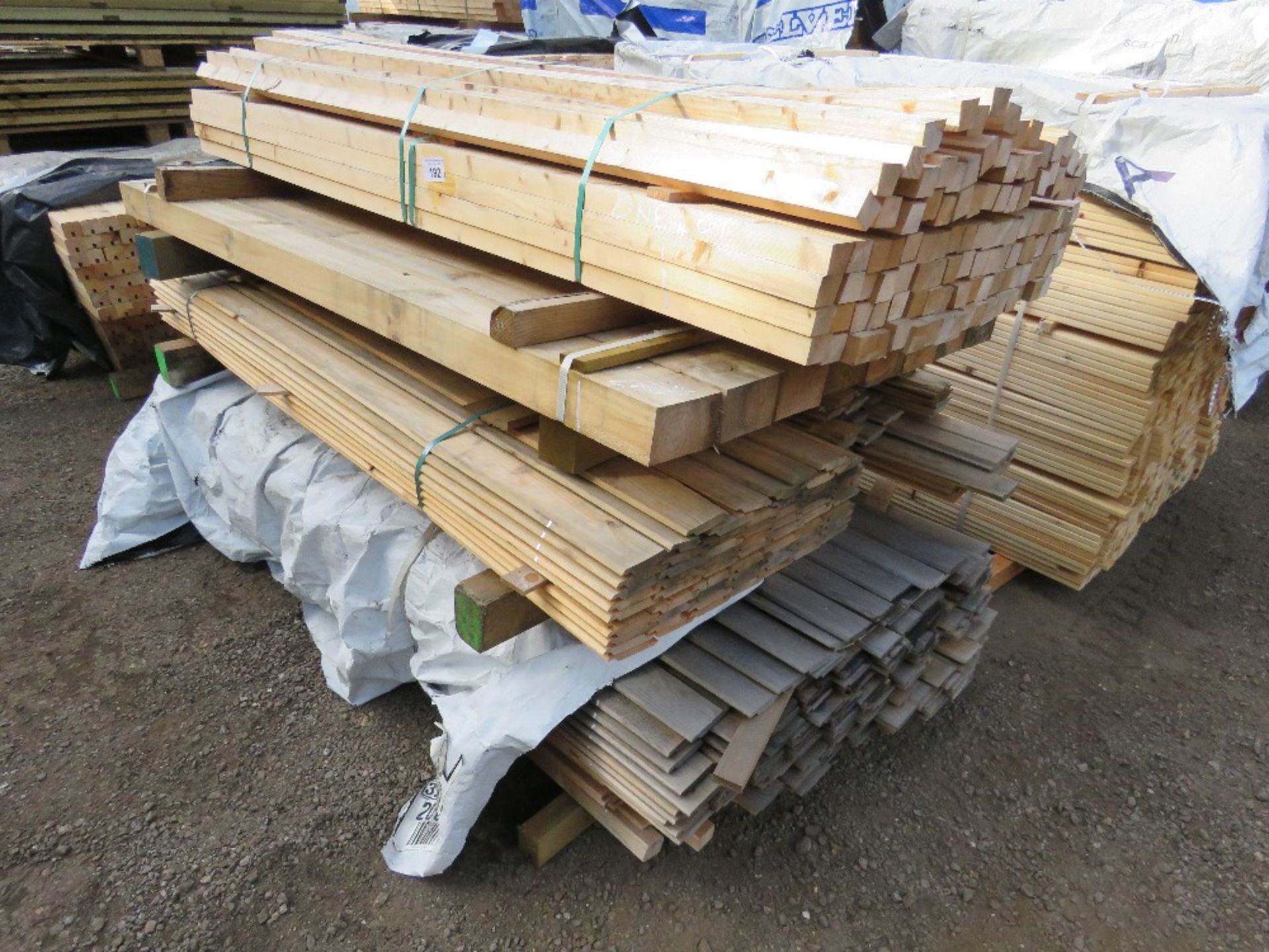 STACK OF ASSORTED SHIPLAP CLADDING, POSTS AND FENCING TIMBERS.