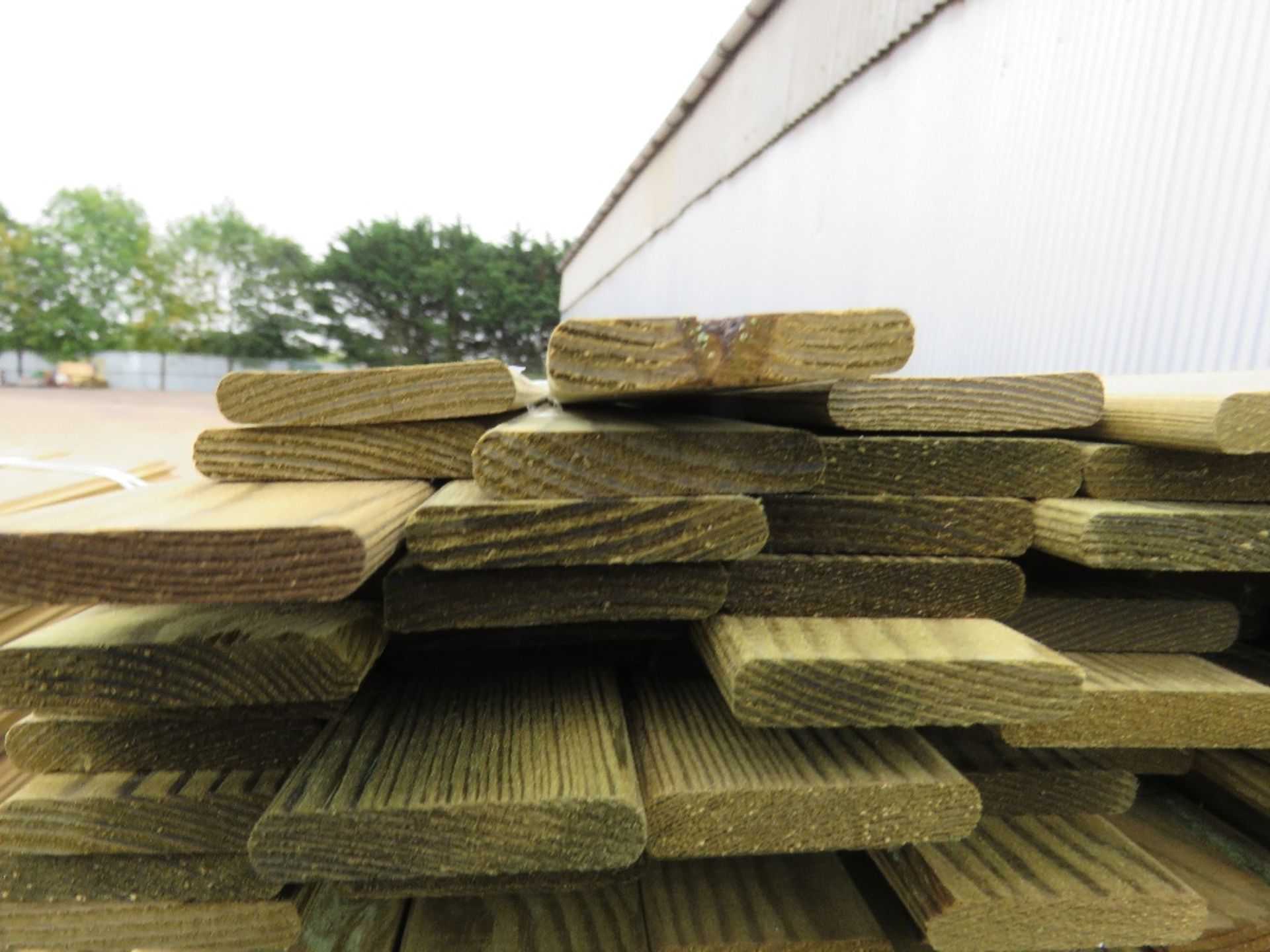 LARGE PACK OF TREATED VENETIAN TYPE TIMBER CLADDING SLATS , 1.75M LENGTH X 45MM WIDTH X 6MM DEPTH A - Image 3 of 3