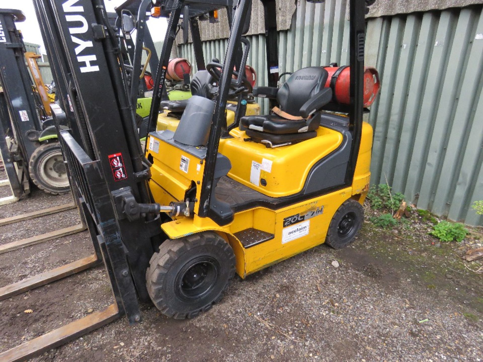 HYUNDAI 20L-7M GAS POWERED FORKLIFT TRUCK, YEAR 2018. 1600 REC HOURS APPROX. EXTRA SERVICE. - Image 3 of 11