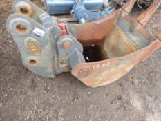 ORIEL 55MM PINNED EXCAVATOR QUICK HITCH PLUS A 2FT TOOTHED BUCKET, LITTLE USED.