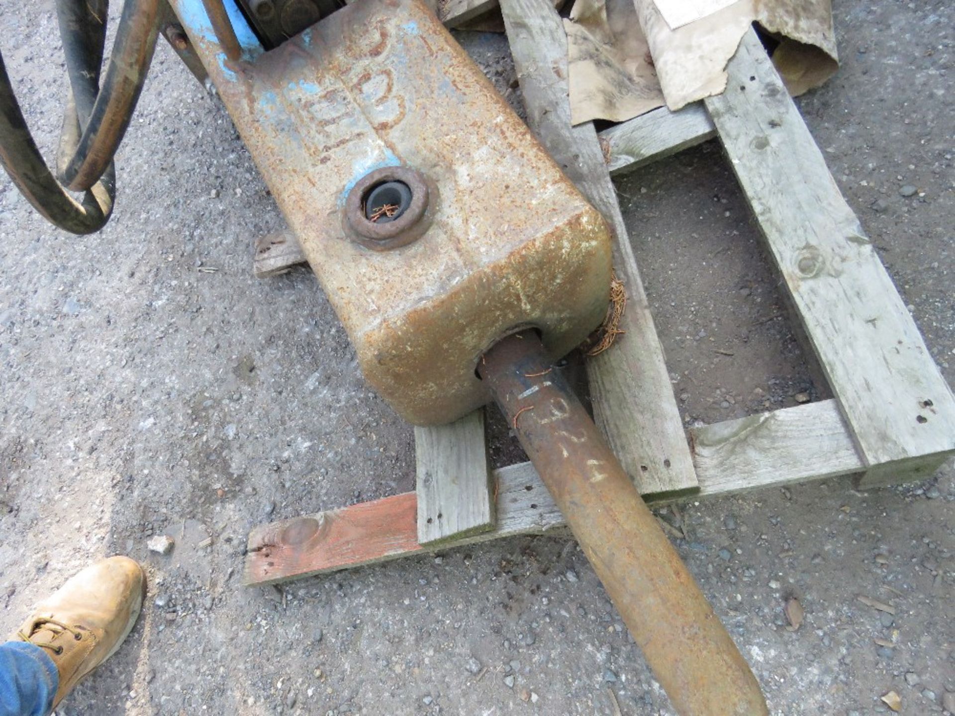 BLUE EXCAVATOR BREAKER ON 50MM PINS. 8TONNE MACHINE RATED. - Image 4 of 4