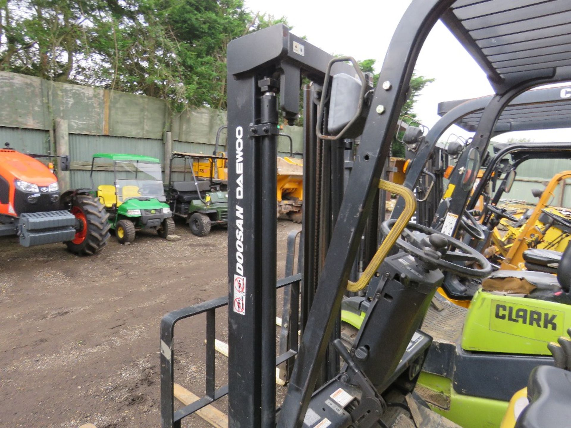 DOOSAN G20SC GAS FORKLIFT 2000KG RATED WITH SIDE SHIFT. YEAR 2005 BUILD. - Image 3 of 7