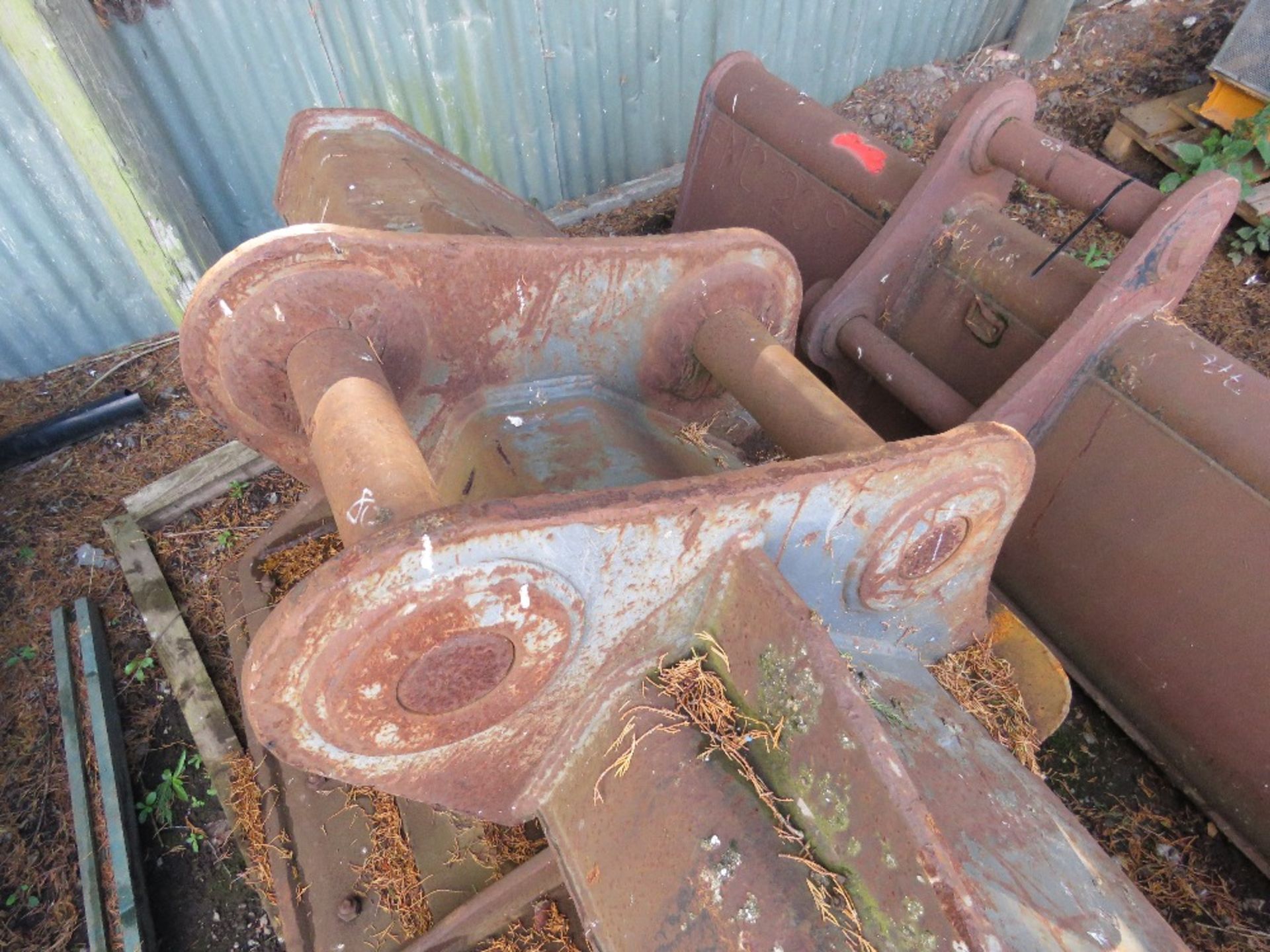 EXCAVATOR GRADING BUCKET, 2.1M WIDTH ON 80MM PINS.SOURCED FROM MAJOR UK ROADS CONTRACTOR. - Image 3 of 3