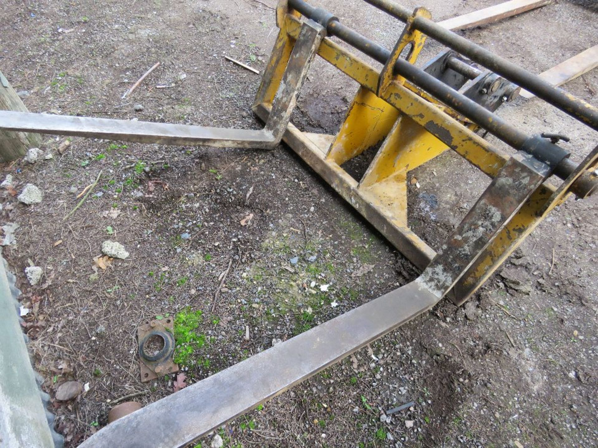 SET OF EXCAVATOR MOUNTED PALLET FORKS, CURRENTLY ON 45MM PINNED BRACKET. - Image 2 of 3