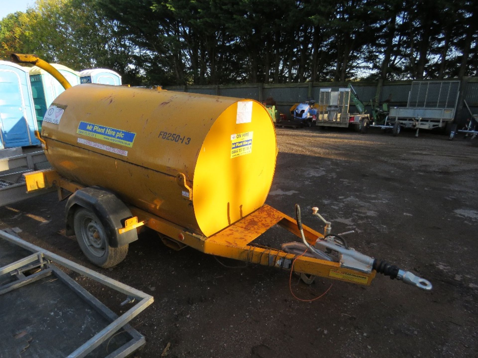 TRAILER ENGINEERING 950 LITRE DIESEL BOWSER, WITH PUMP AND HOSE. FAST TOW, RING HITCH FITTED. - Image 3 of 7