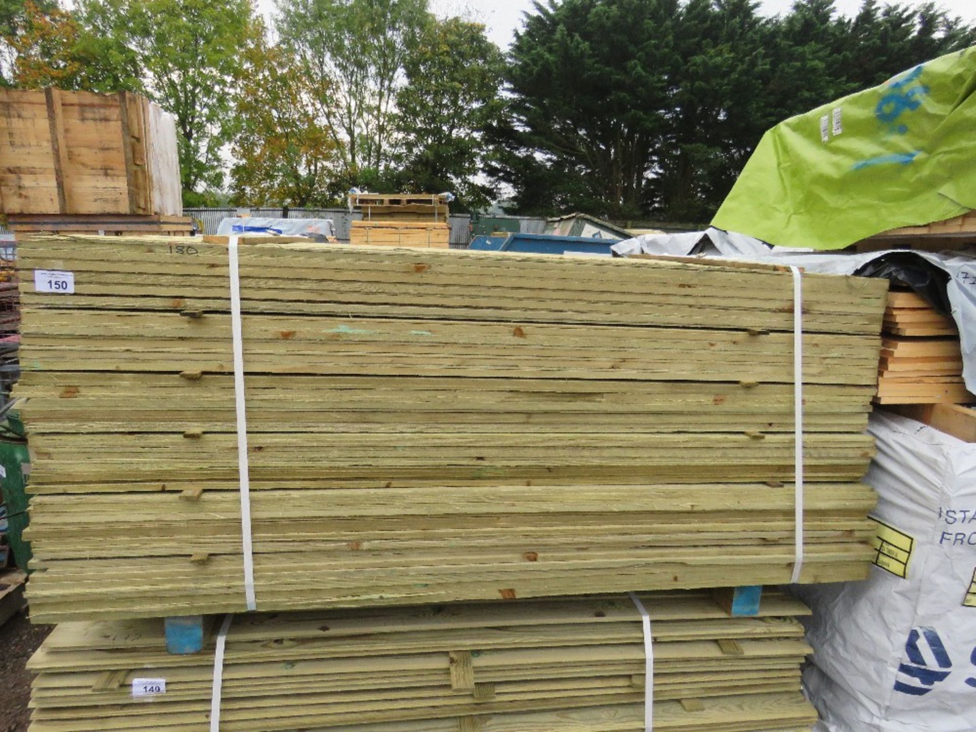 LARGE PACK OF TREATED FEATHER EDGE TIMBER FENCE CLADDING BOARDS. SIZE: 1.80M LENGTH X 105MM WIDTH - Image 3 of 3