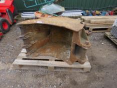 TOOTHED EXCAVATOR BUCKET, 2FT WIDE ON 45MM PINS.