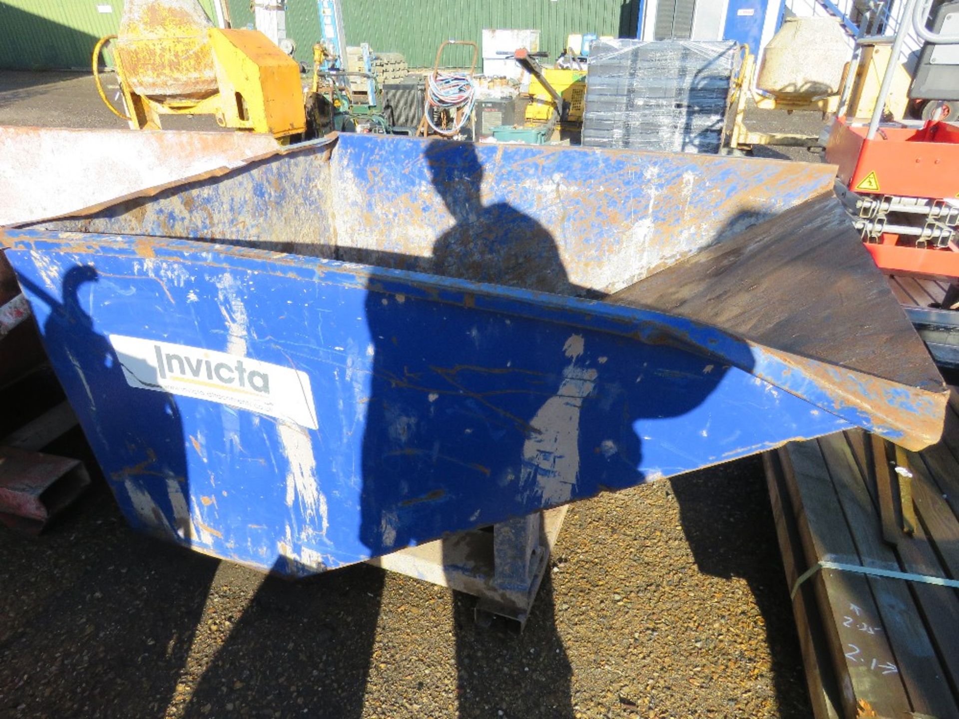 TELEHANDLER MOUNTED TIP SKIP WITH FORK LOCK SYSTEM. - Image 3 of 3