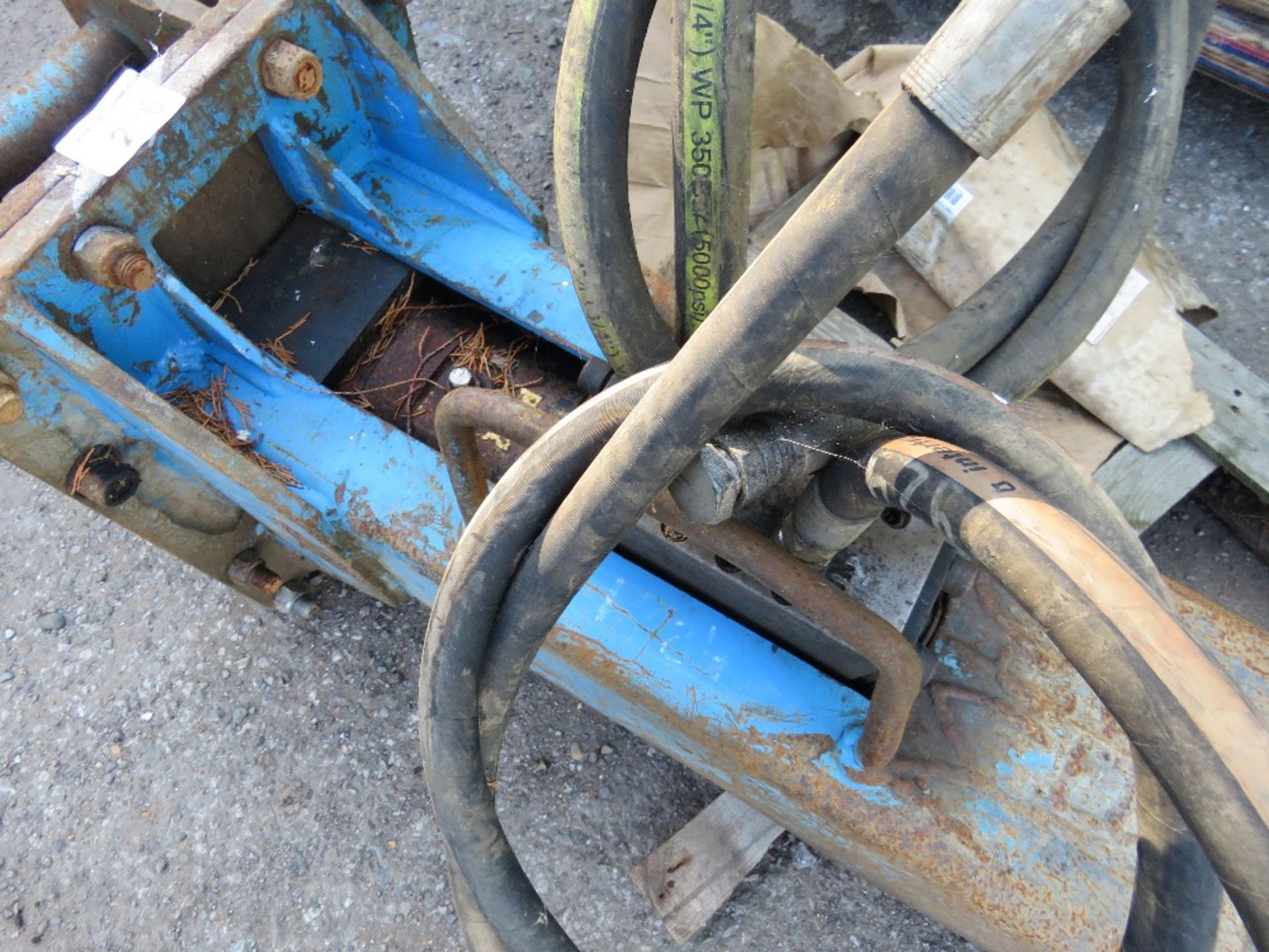 BLUE EXCAVATOR BREAKER ON 50MM PINS. 8TONNE MACHINE RATED. - Image 3 of 4