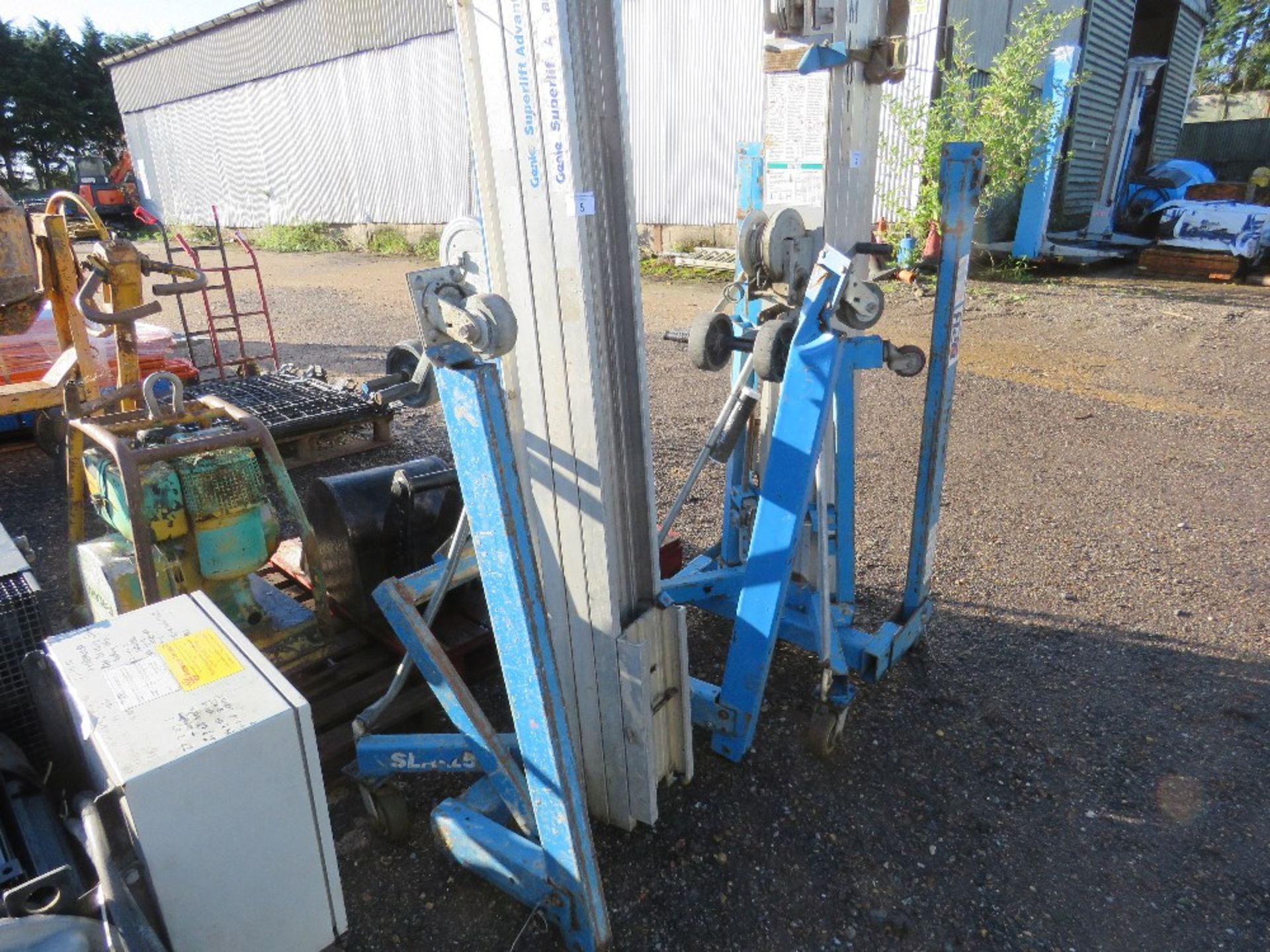 GENIE 3 STAGE MATERIAL LIFT UNIT WITH FORKS.