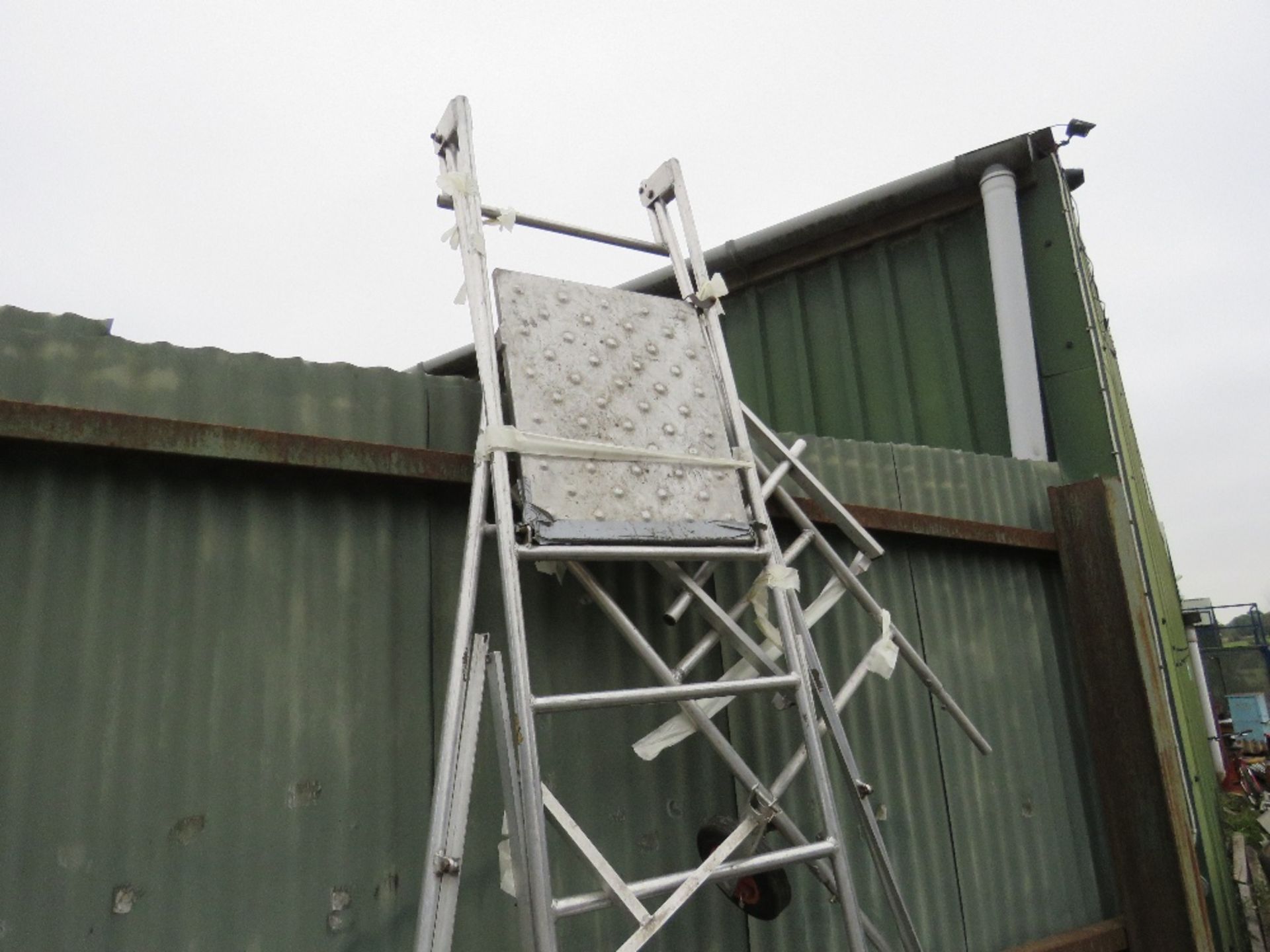 ALUMINIUM STEPS WITH STABILISING SYSTEM, IDEAL FOR HEDGE CUTTING/FRUIT PICKING ETC. NO VAT CHARGED - Image 2 of 2