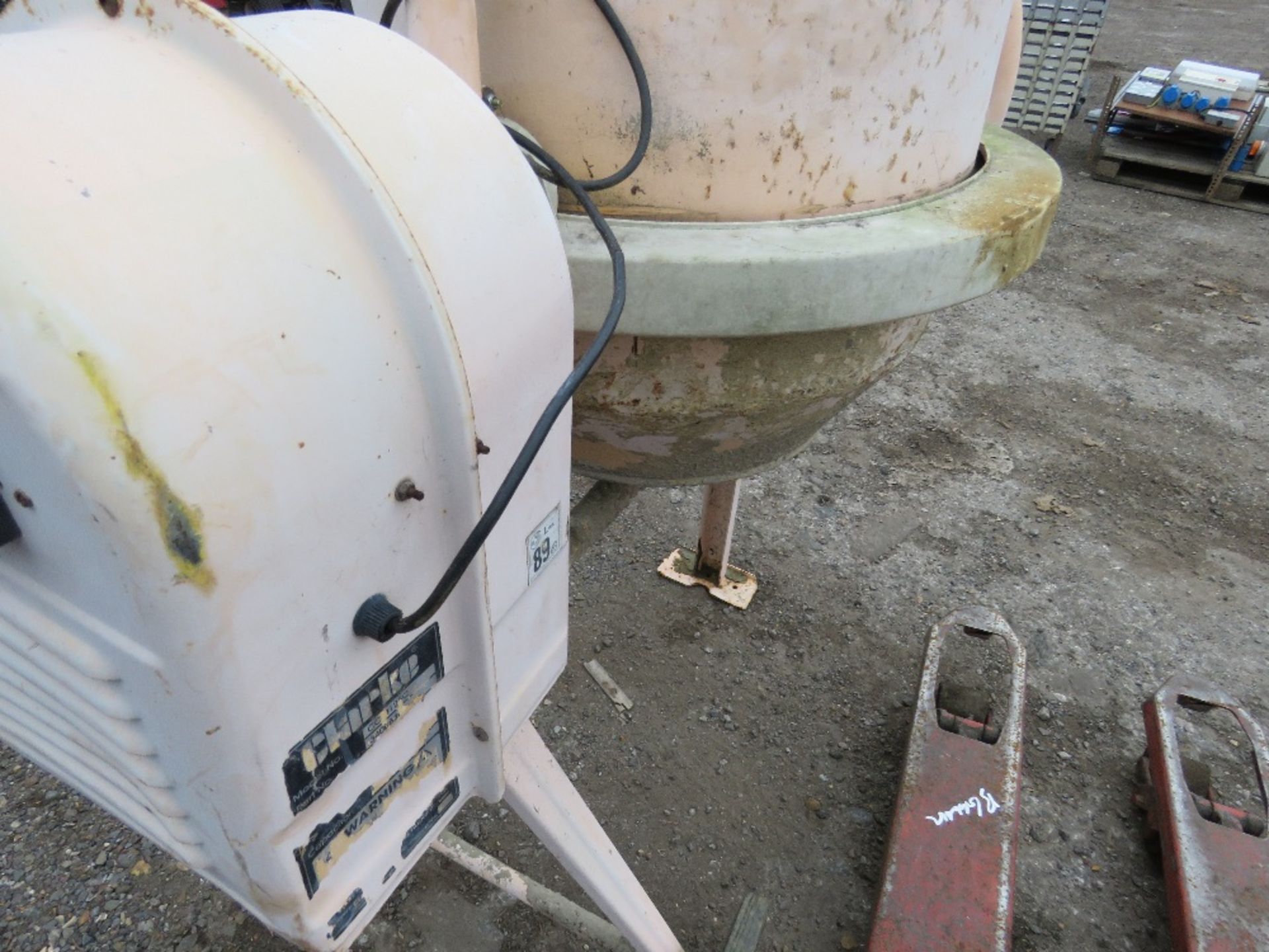 ELECTRIC MIXER, 240VOLT POWERED. THIS LOT IS SOLD UNDER THE AUCTIONEERS MARGIN SCHEME THEREFORE THER - Image 2 of 3