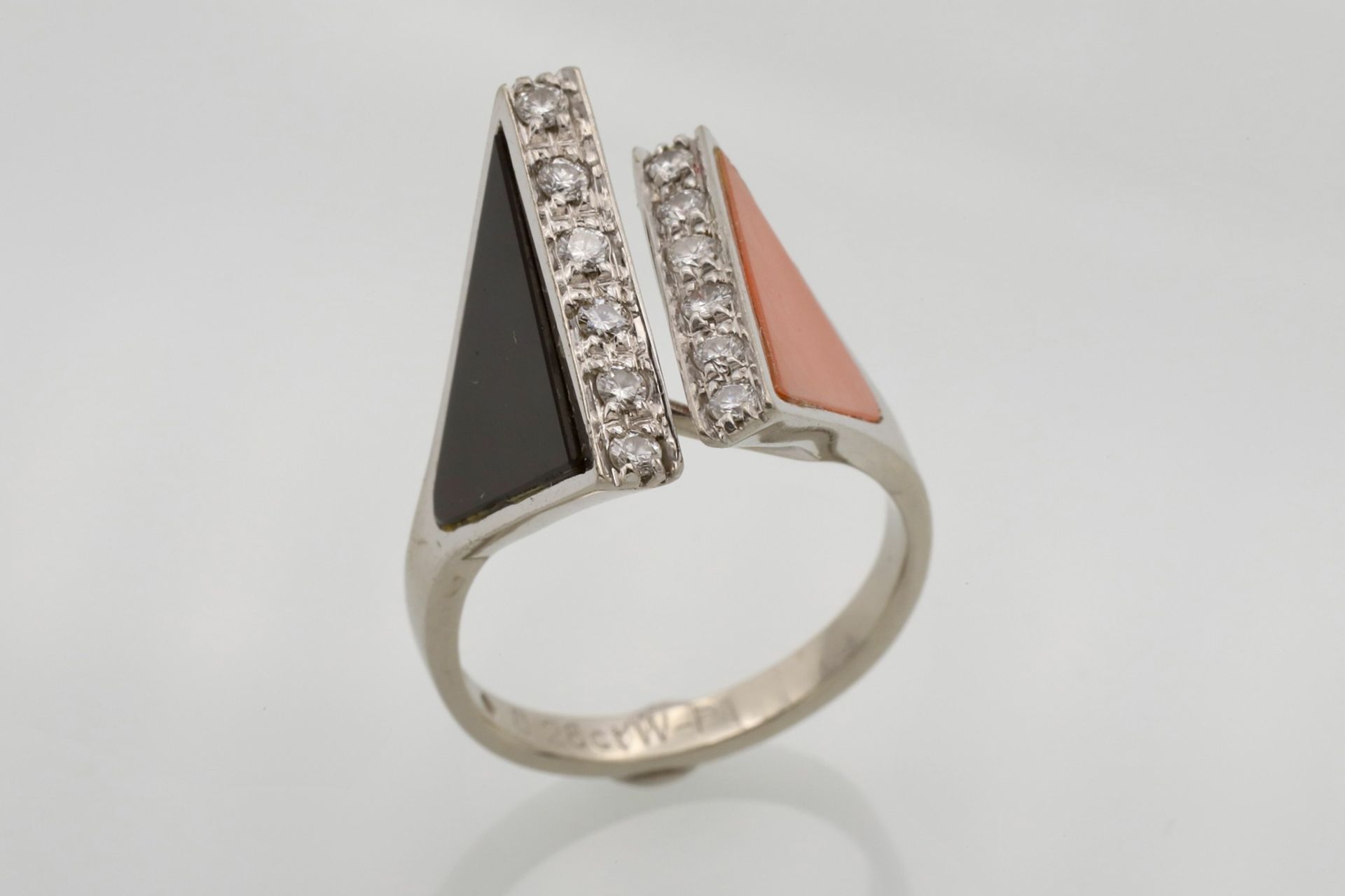 Moderner Ring mit Brillanten, Onyx und Koralle