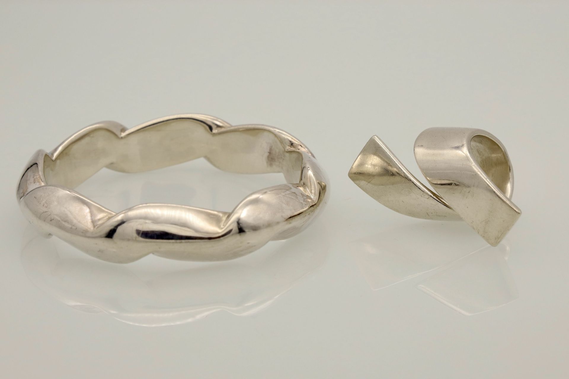 Modernes Set aus Silberarmband und Quinn Silberring - Image 2 of 5