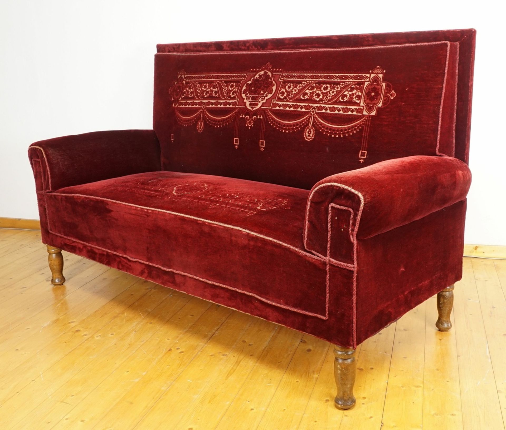 Rotes Gründerzeitsofa