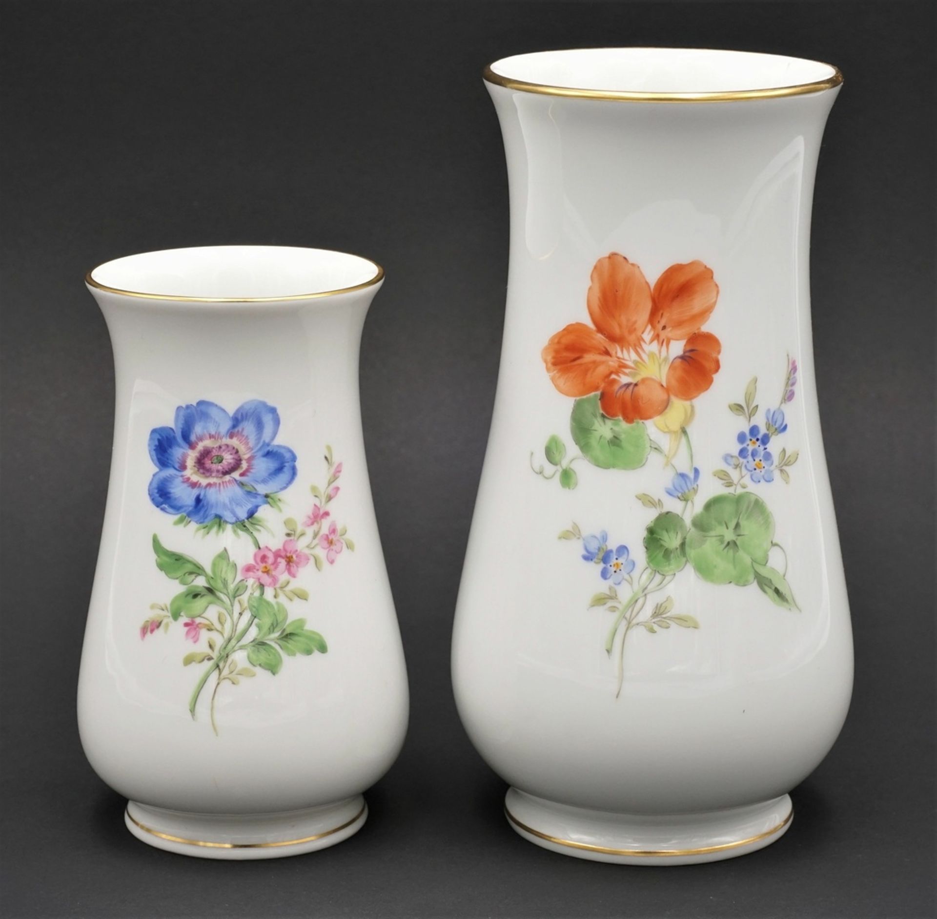 Zwei Meissen Vasen mit Bunter Blume