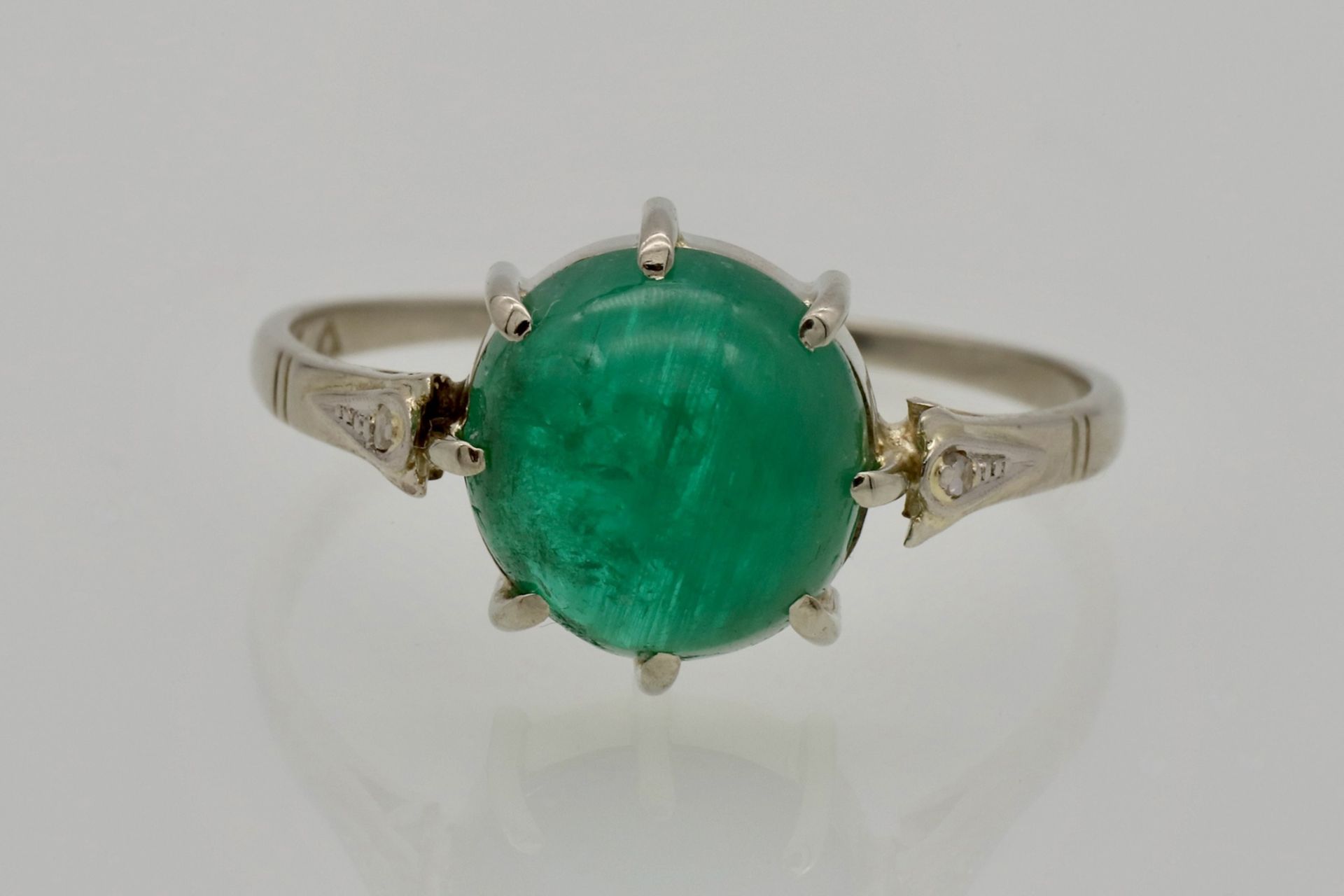 Weißgold-Ring mit Smaragd-Cabochon und Diamantrosen - Image 3 of 4