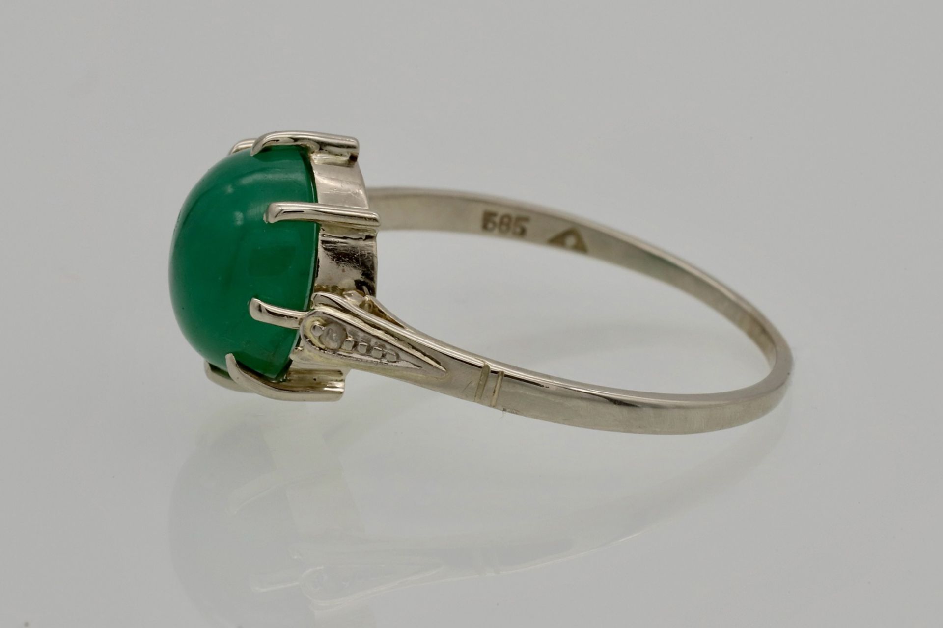 Weißgold-Ring mit Smaragd-Cabochon und Diamantrosen - Image 2 of 4