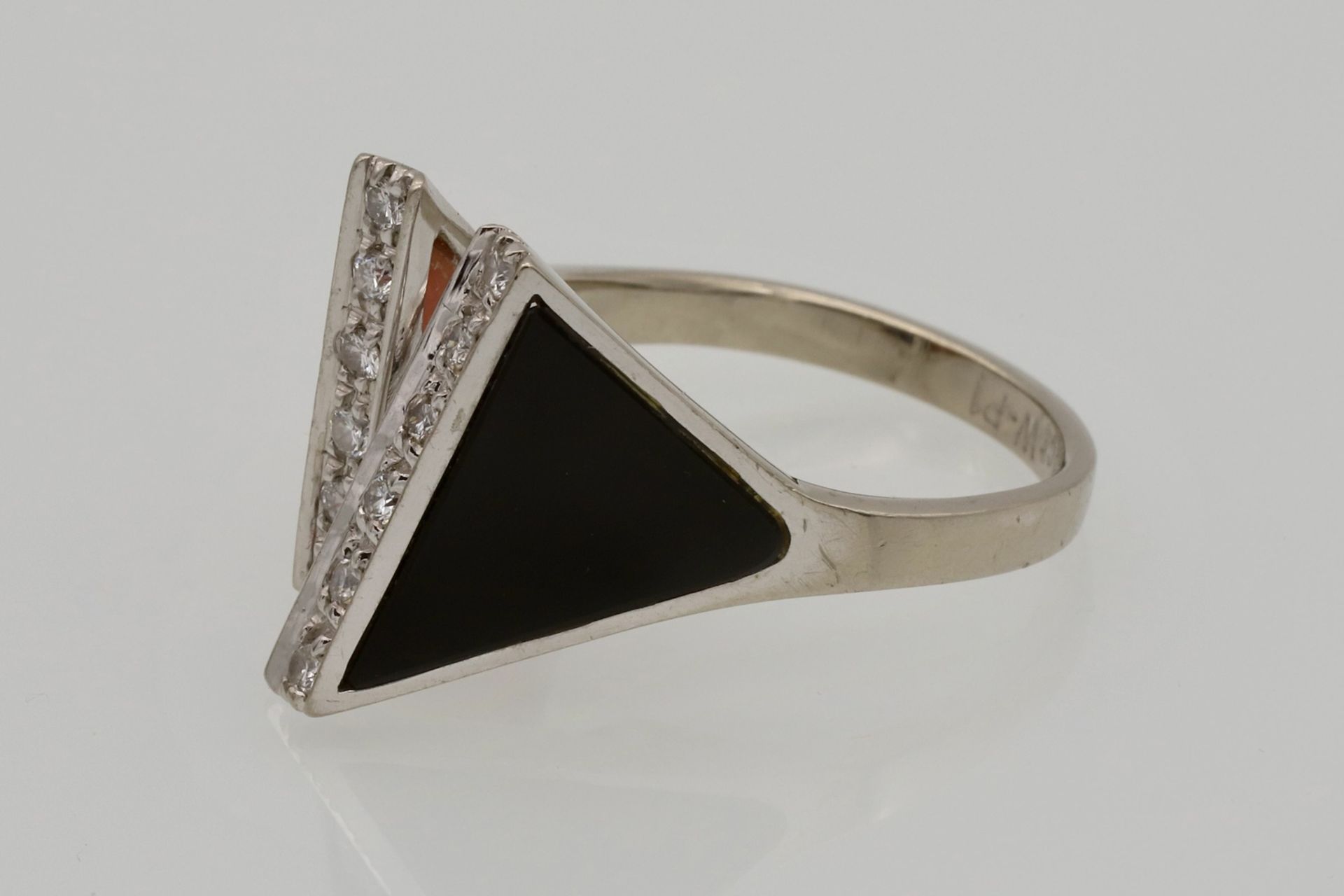 Moderner Ring mit Brillanten, Onyx und Koralle - Bild 4 aus 5