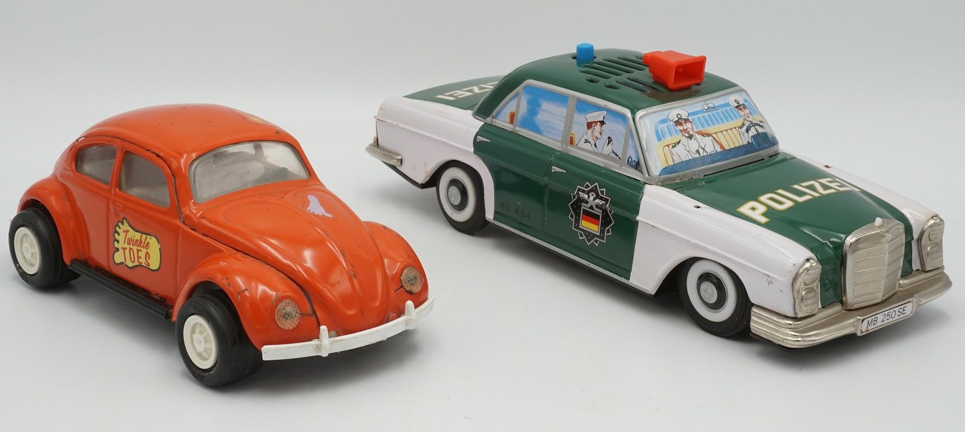 Zwei Blechautos, VW-Käfer und Mercedes 250 SE