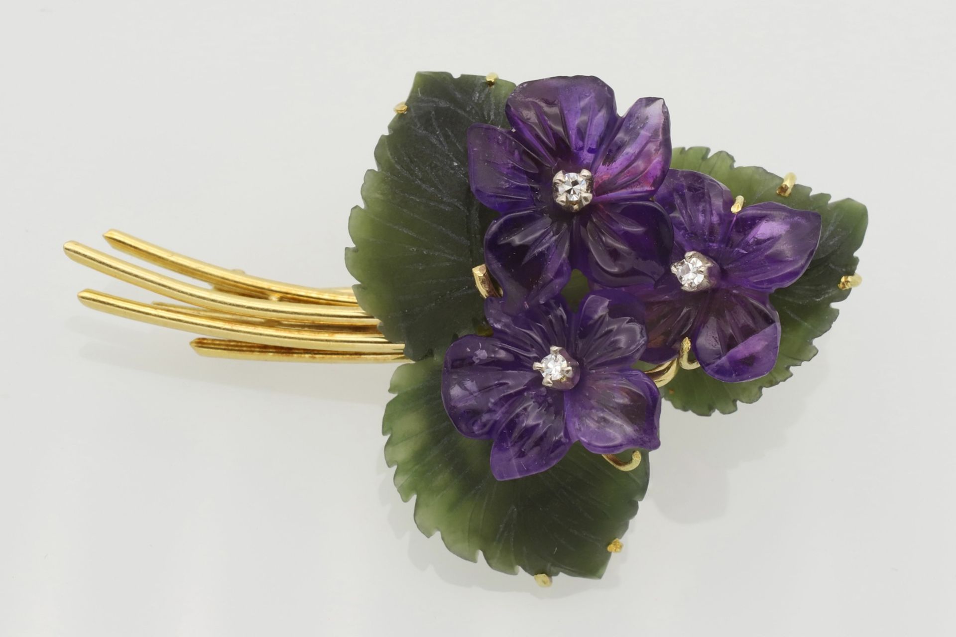 Veilchen-Brosche mit Amethyst, Nephrit und Diamanten