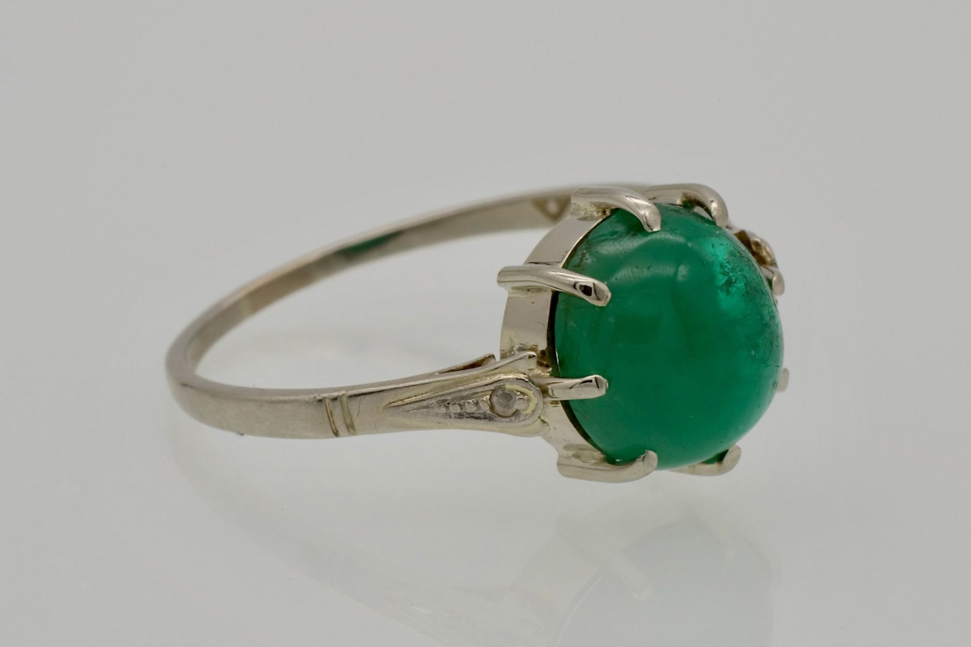 Weißgold-Ring mit Smaragd-Cabochon und Diamantrosen