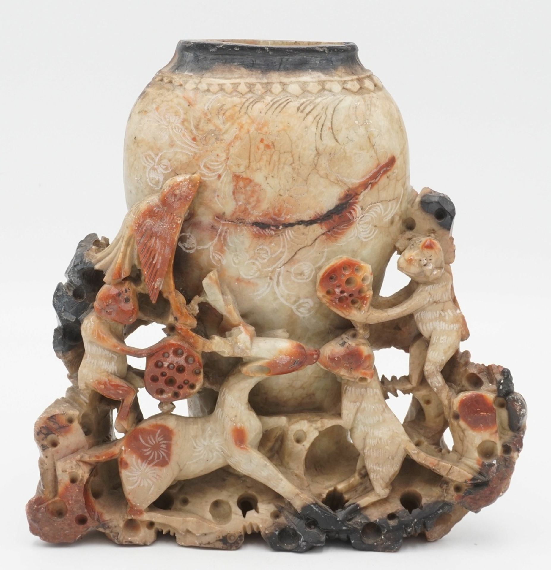 Speckstein-Vase mit Tiermotiven, China, 1. Hälfte 20. Jh.