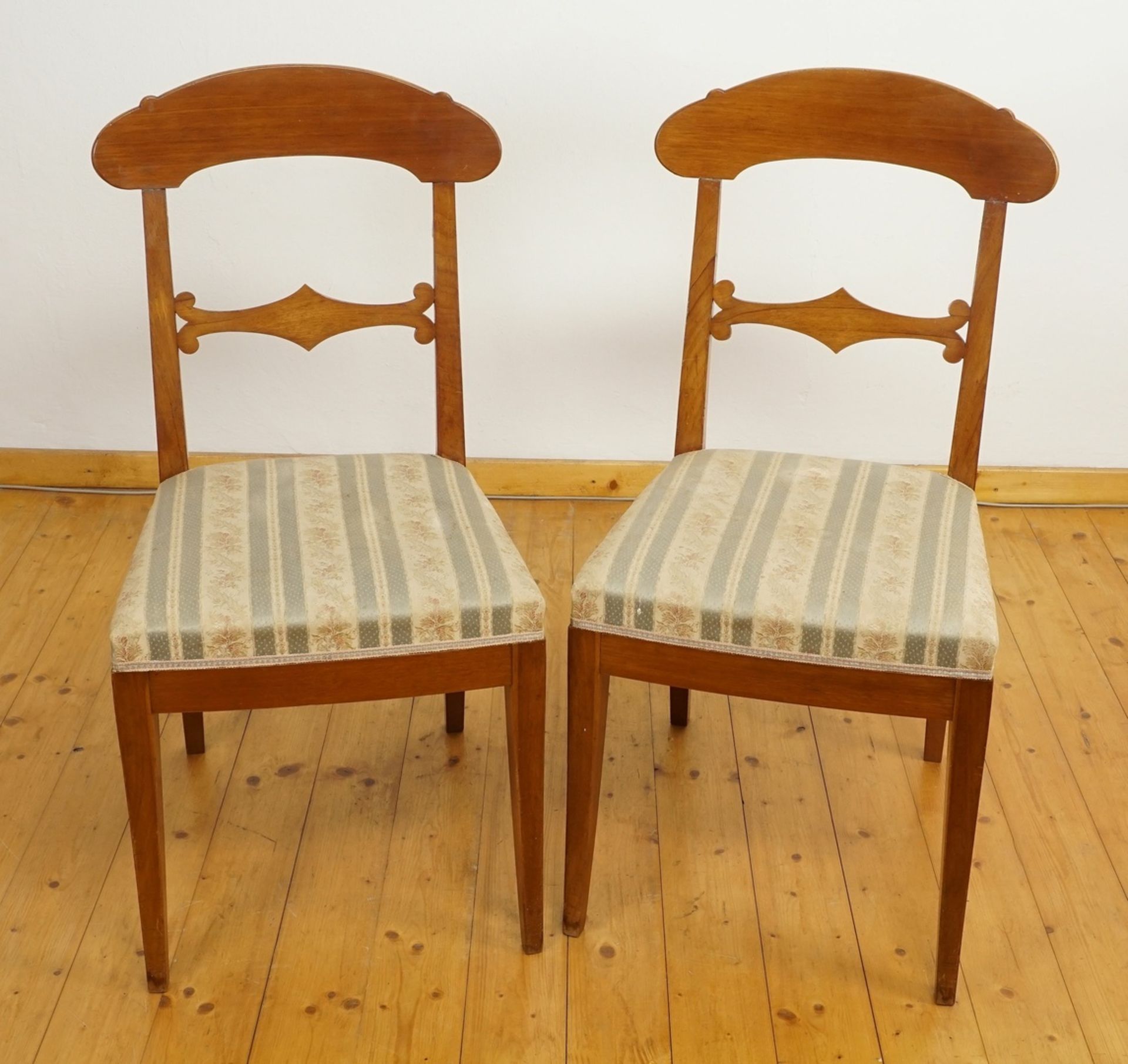 Zwei Stühle im Biedermeierstil, Nussbaum
