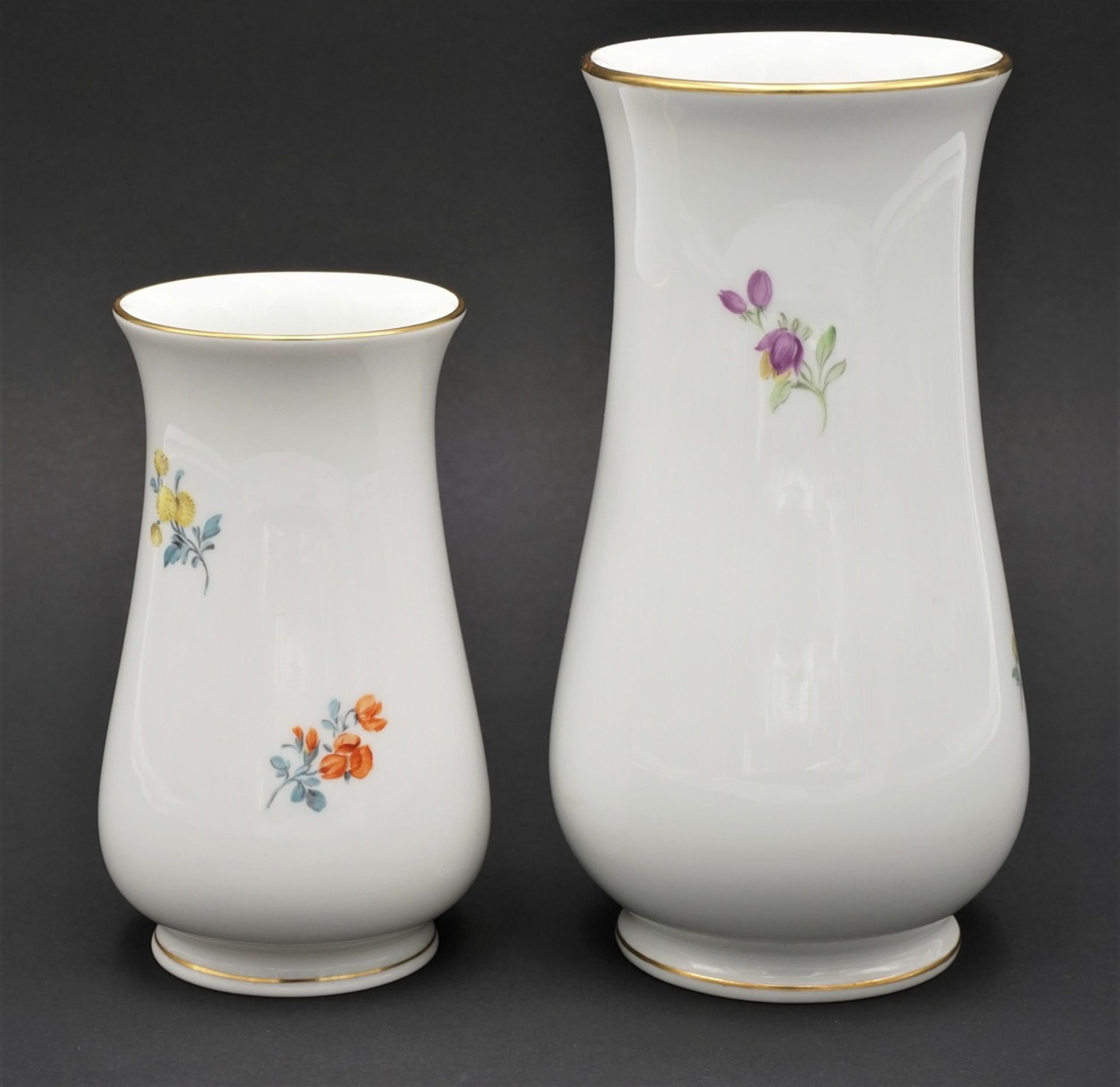 Zwei Meissen Vasen mit Bunter Blume - Bild 2 aus 3