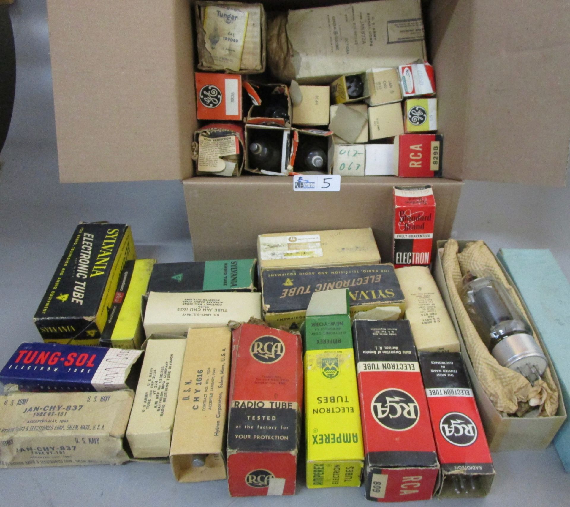 BOX VINTAGE LARGE NOS TUBES