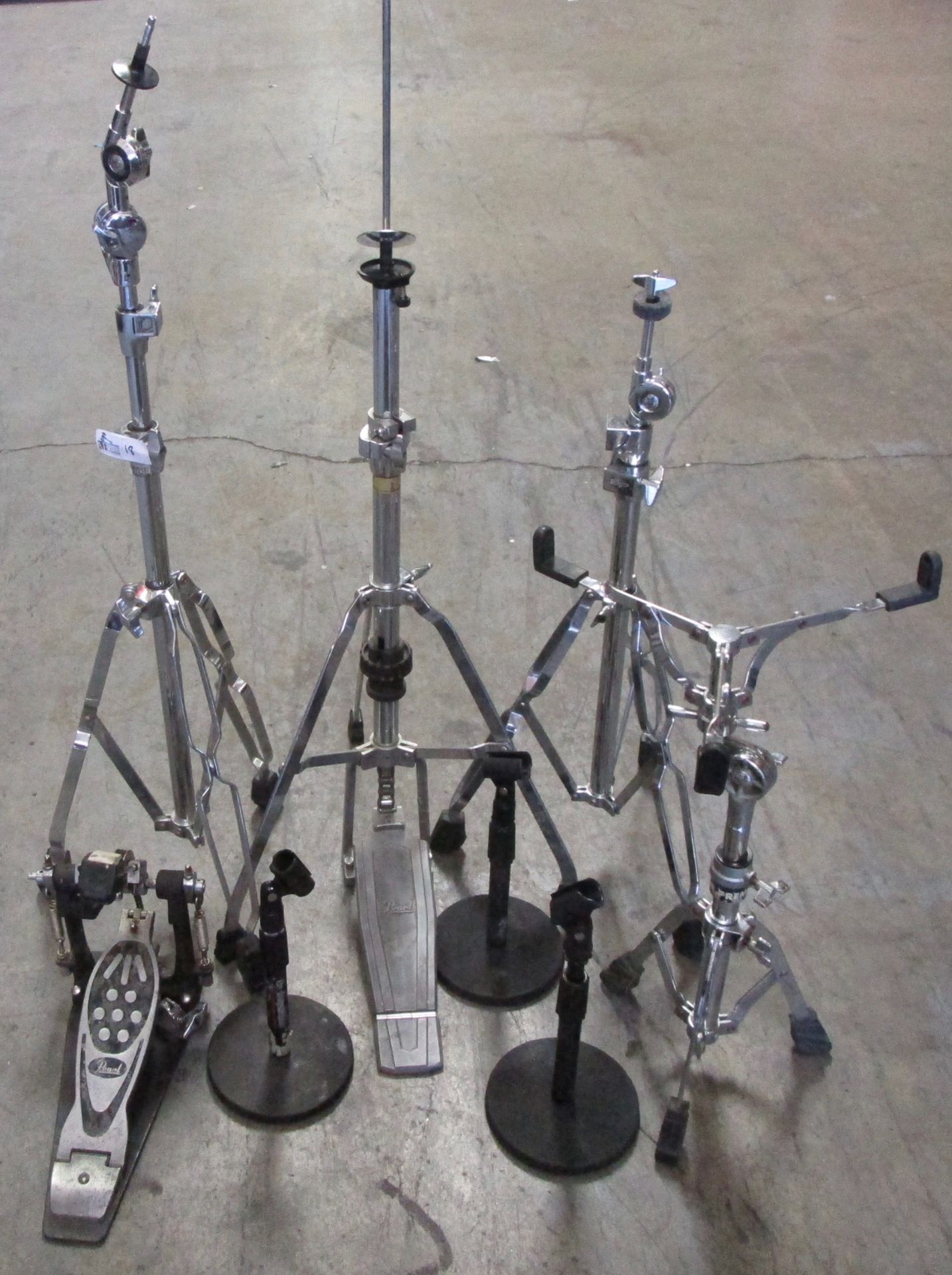 LOT DRUM KIT STANDS/MIC STANDS