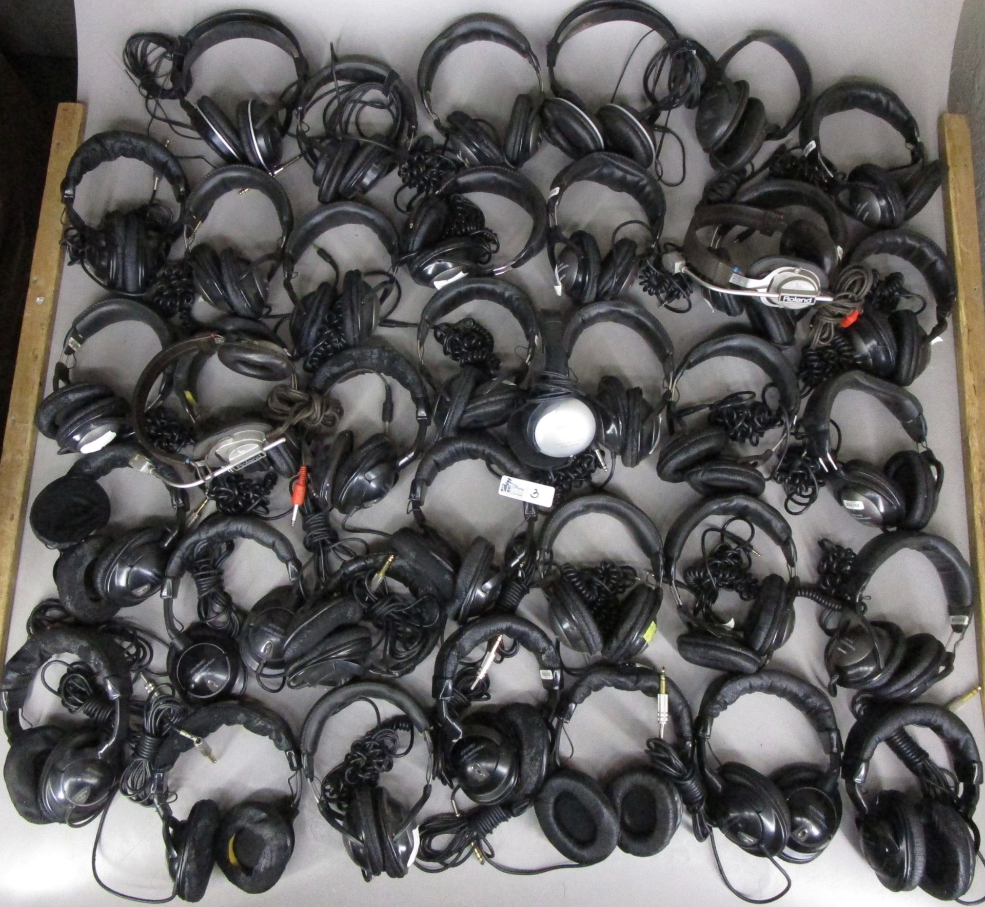 BOX HEADPHONES - Image 2 of 2