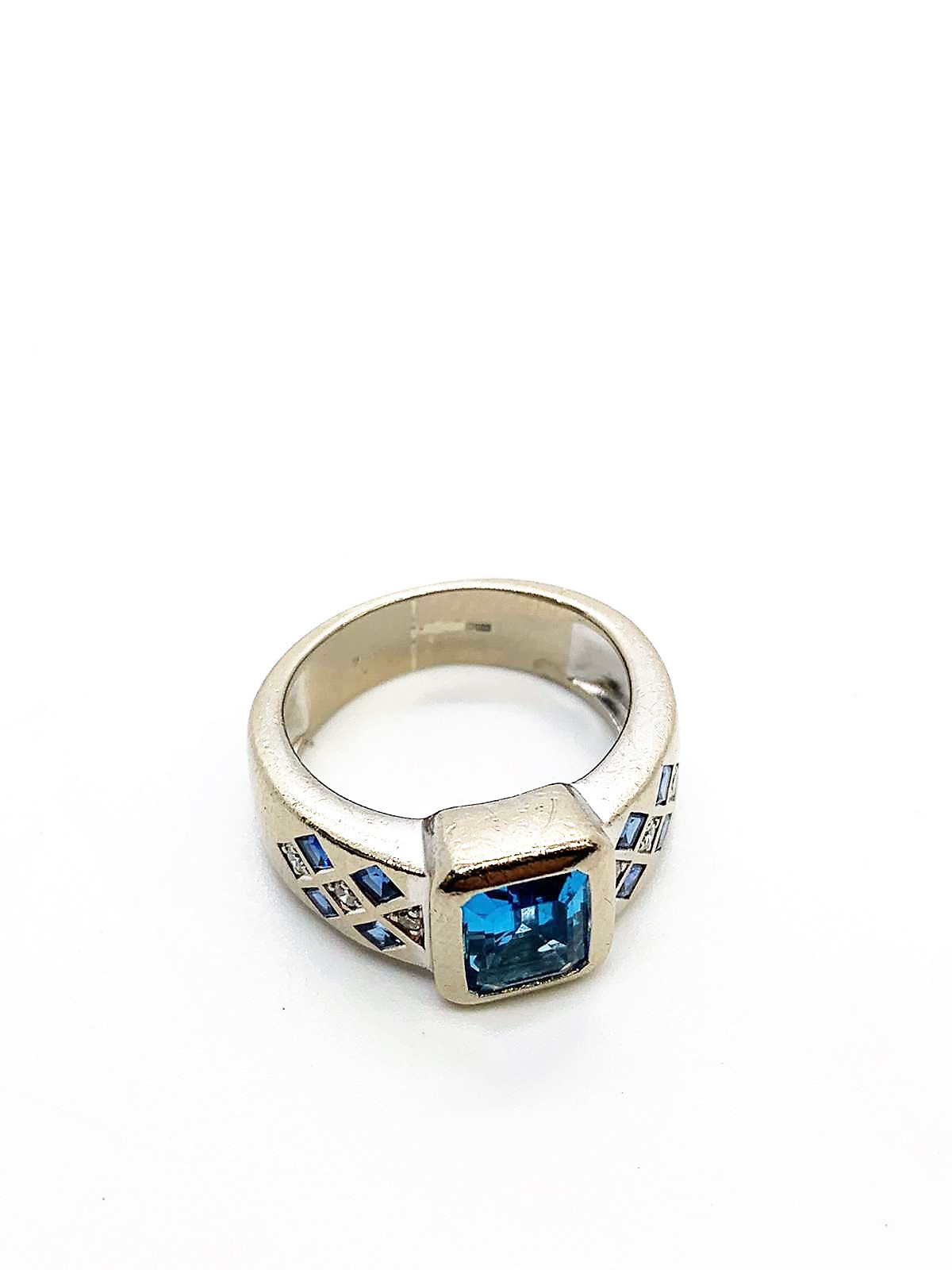 18ct white gold blue topaz, sapphire and diamond ring - Image 3 of 4