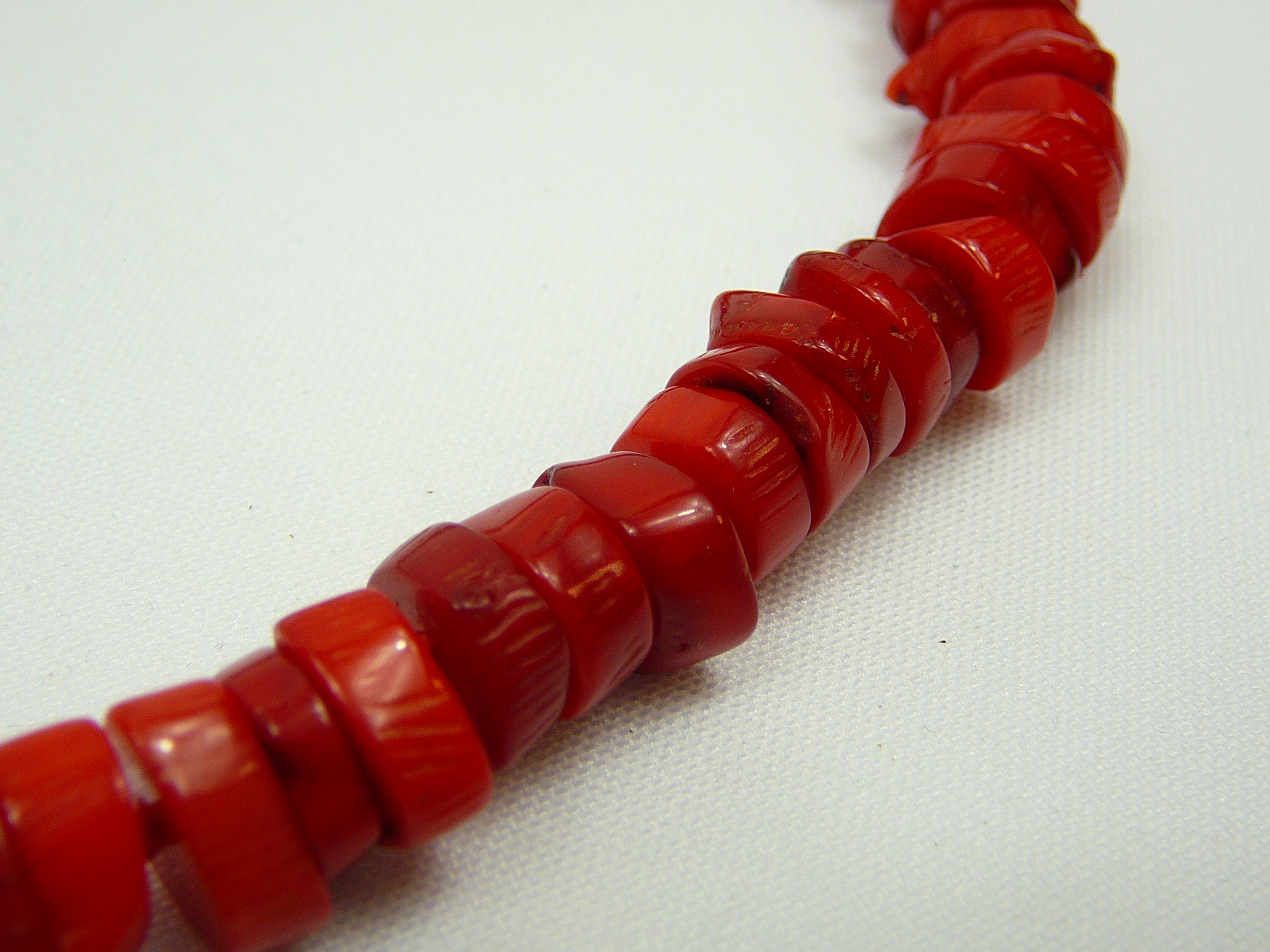 Heavy coral bead necklace - Image 2 of 2
