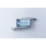 18ct white gold aquamarine pendant